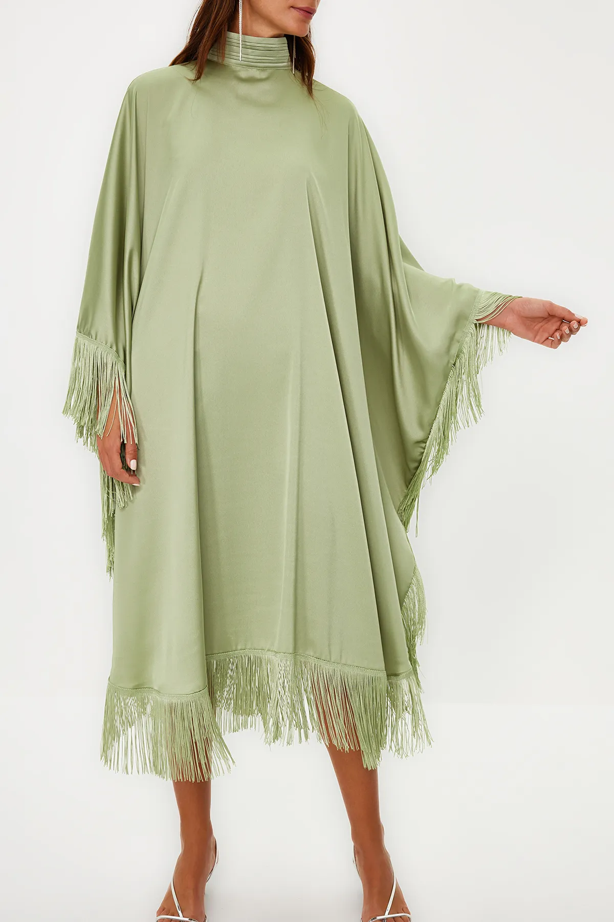 Trendyol Modest  Khakifarbenes Kaftan-Abendkleid aus Satin mit Quasten und Details TCTSS24DB00038