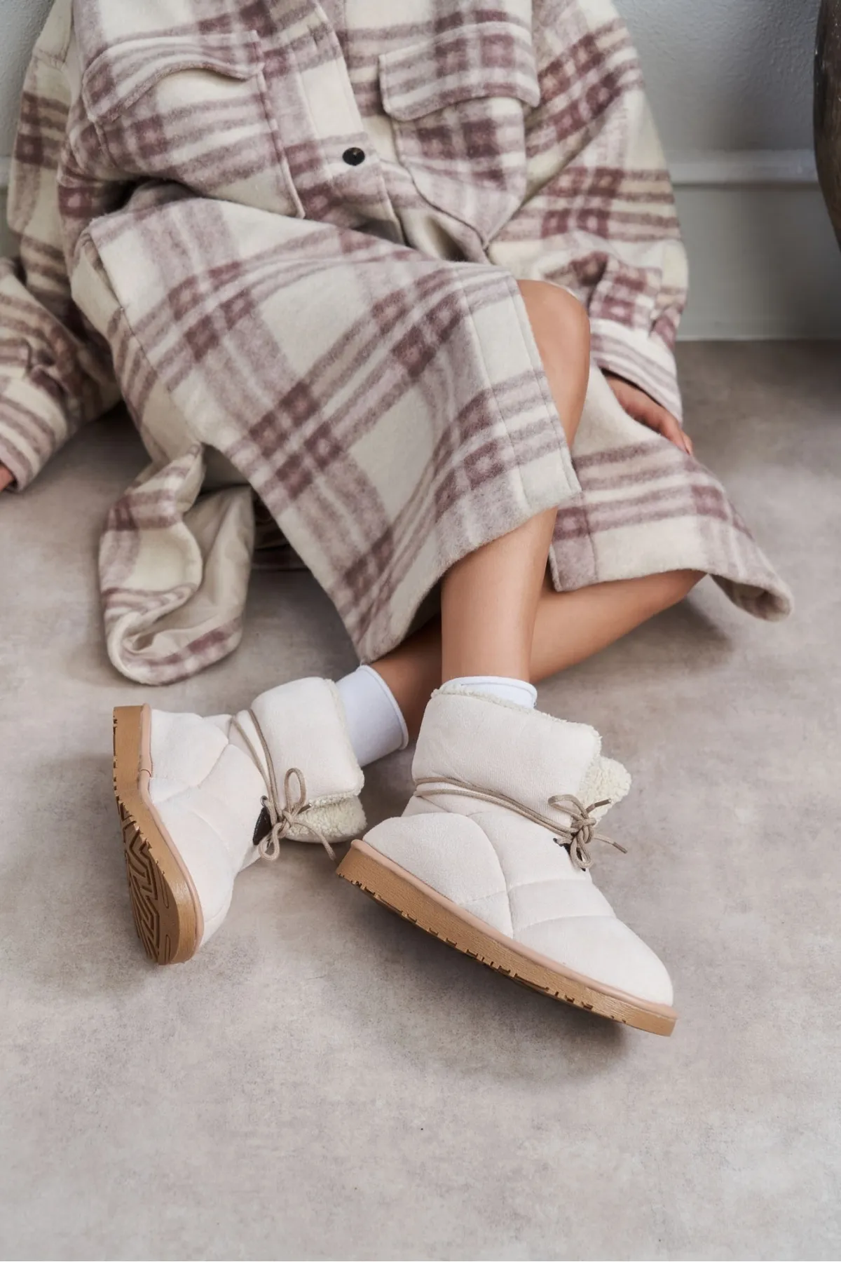 NİŞANTAŞI SHOES  Lilia Beige Wildleder-Fellgefütterte Damenstiefel mit flacher Sohle