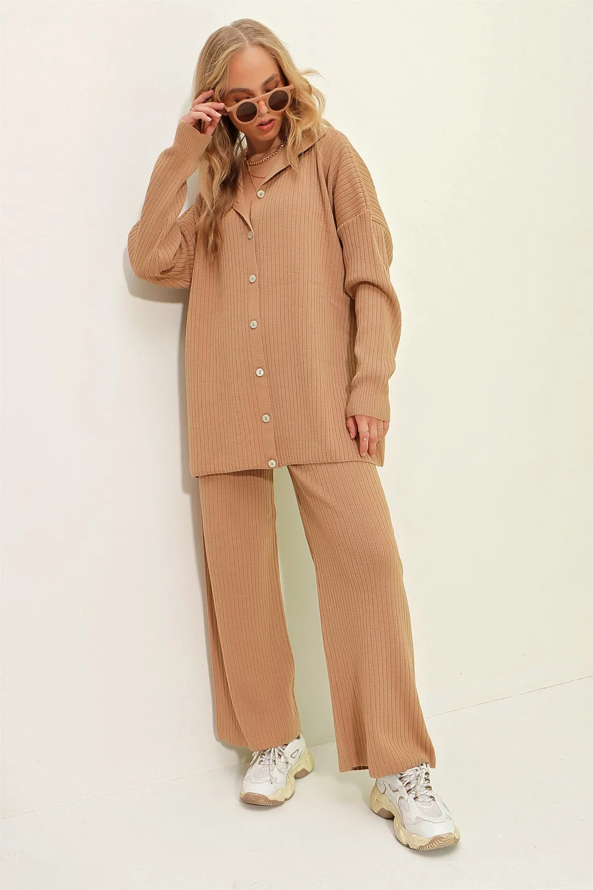 Trend Alaçatı Stili  Damen-Strickset mit Biscuit-Knopf und selbststrukturierter Struktur ALC-X9364