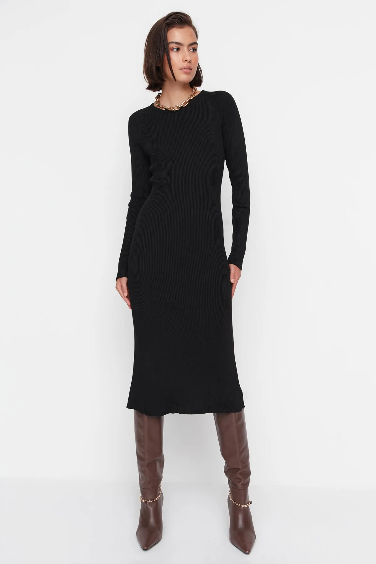 Trendyol Collection  Schwarzes Midi-Strickkleid mit Rundhalsausschnitt TWOAW23EL00023