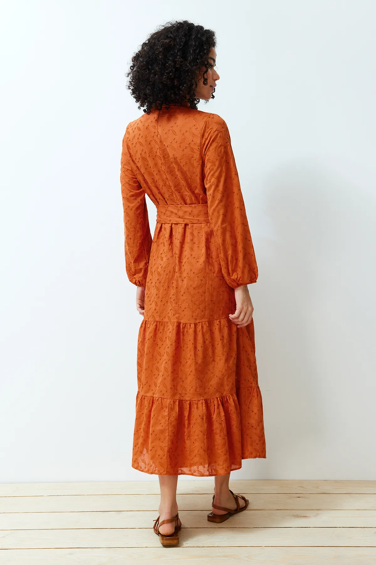 Trendyol Modest  Zimtfarbenes, gewebtes Kleid mit Stehkragen, Stickerei und Spitzenfutter TCTSS24EB00053