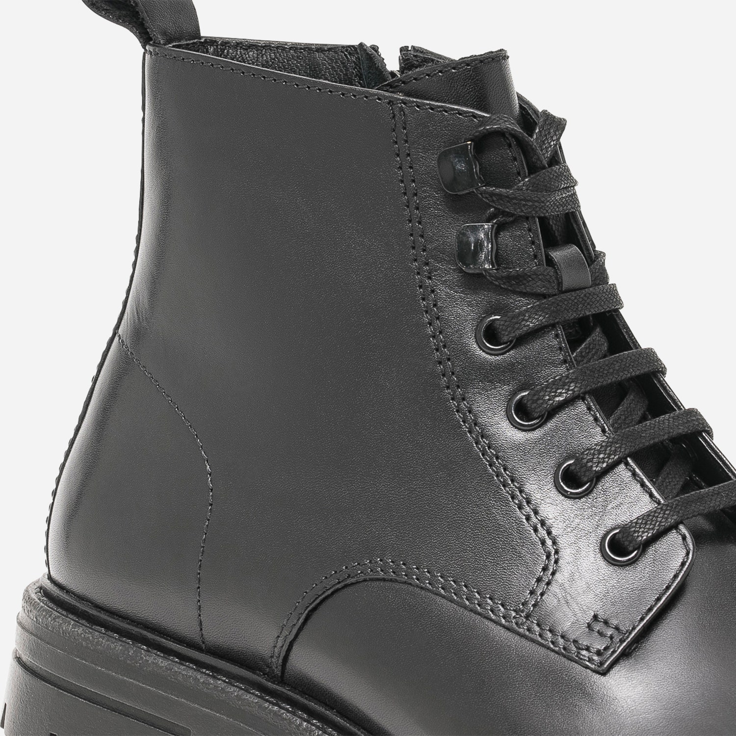 Bottine noire en cuir crantée
