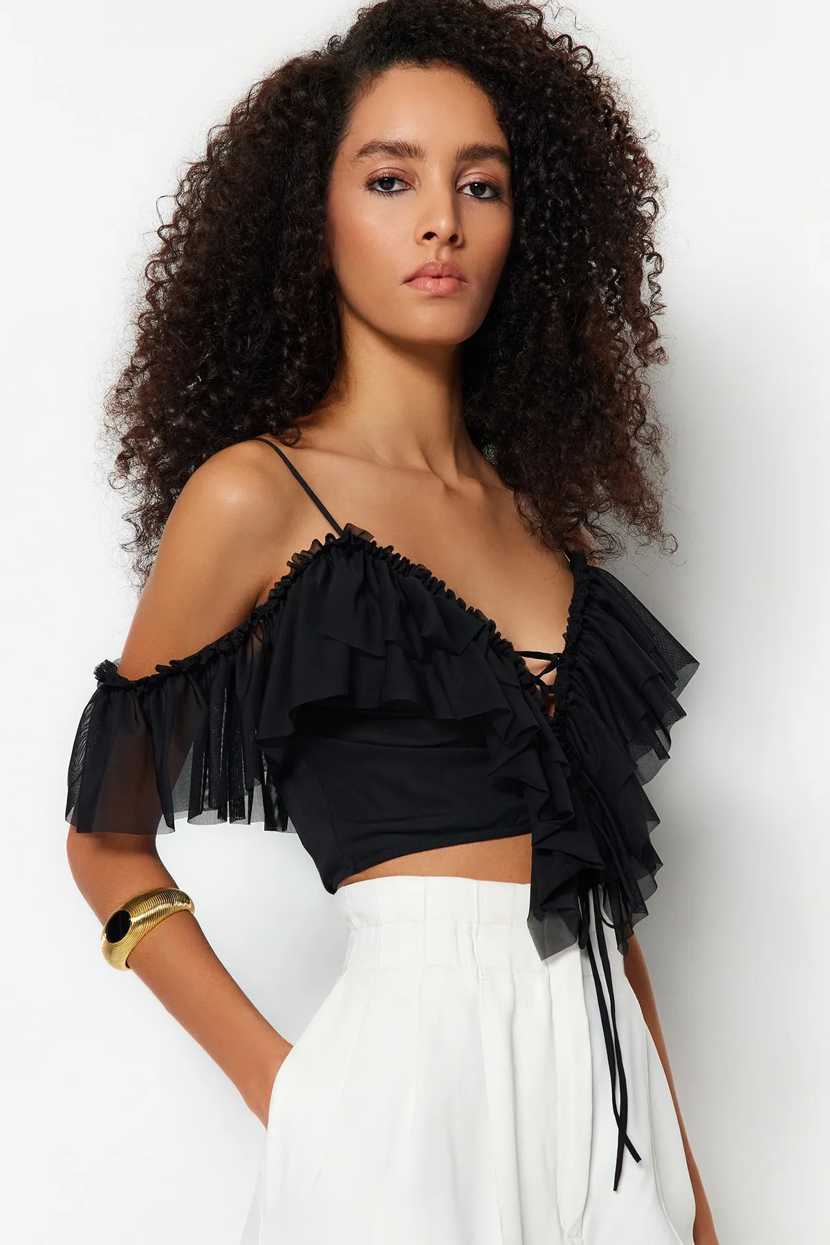 Trendyol Collection  Schwarze Crop-Strick-Rüschenbluse TPRSS23BZ00072