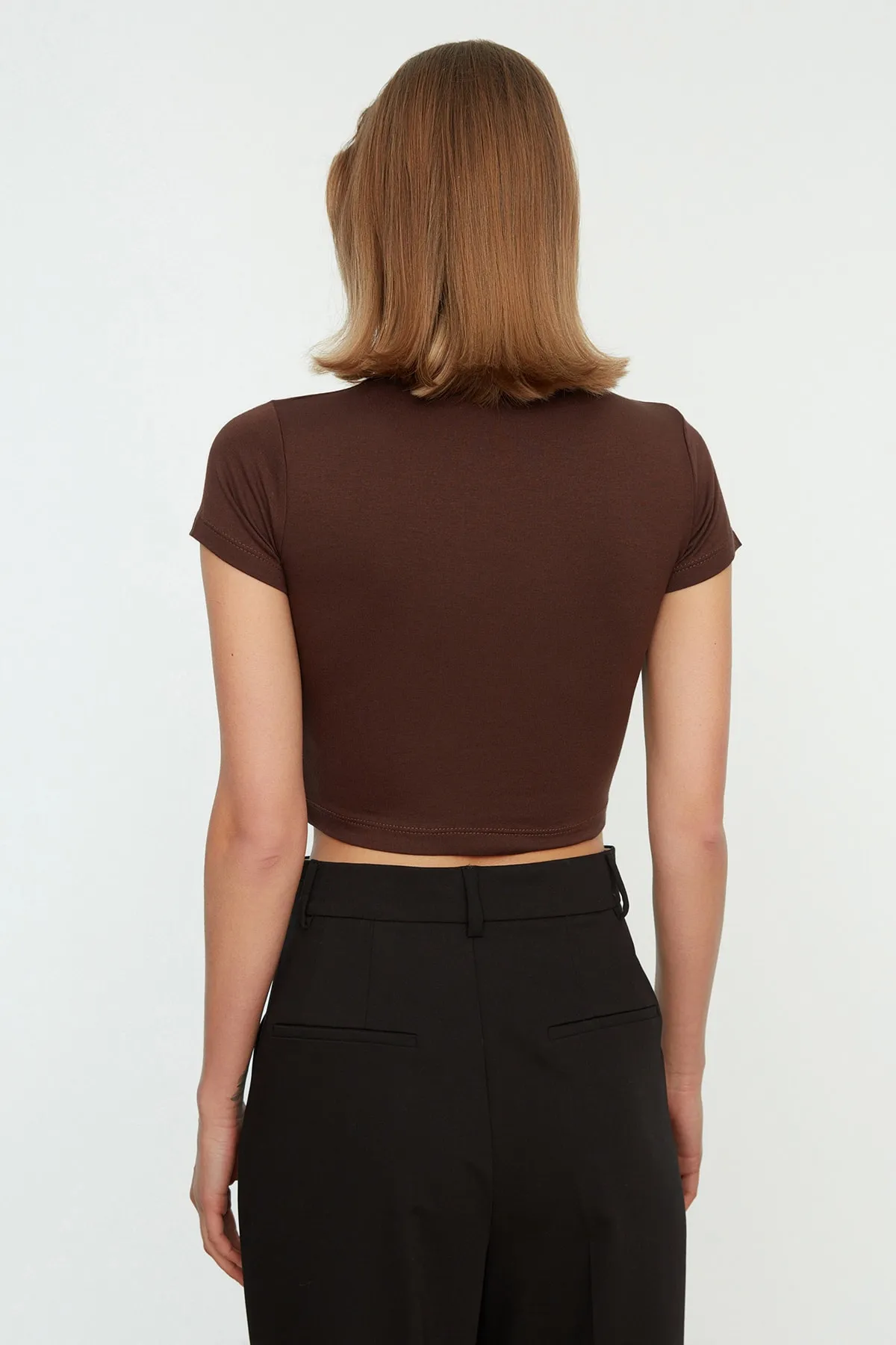 Trendyol Collection  Braune, taillierte, zweireihige, bauchfreie, dehnbare Viskose-Strickbluse mit Ausschnitt TWOSS22BZ0536