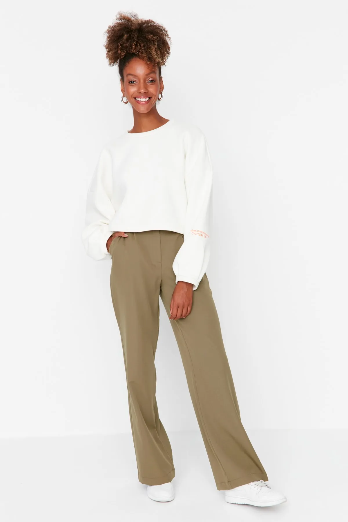 Trendyol Collection  Hellkhakifarbene, gewebte Hose mit hoher Taille und weitem Bein/Plissee mit weitem Bein TWOAW21PL0076