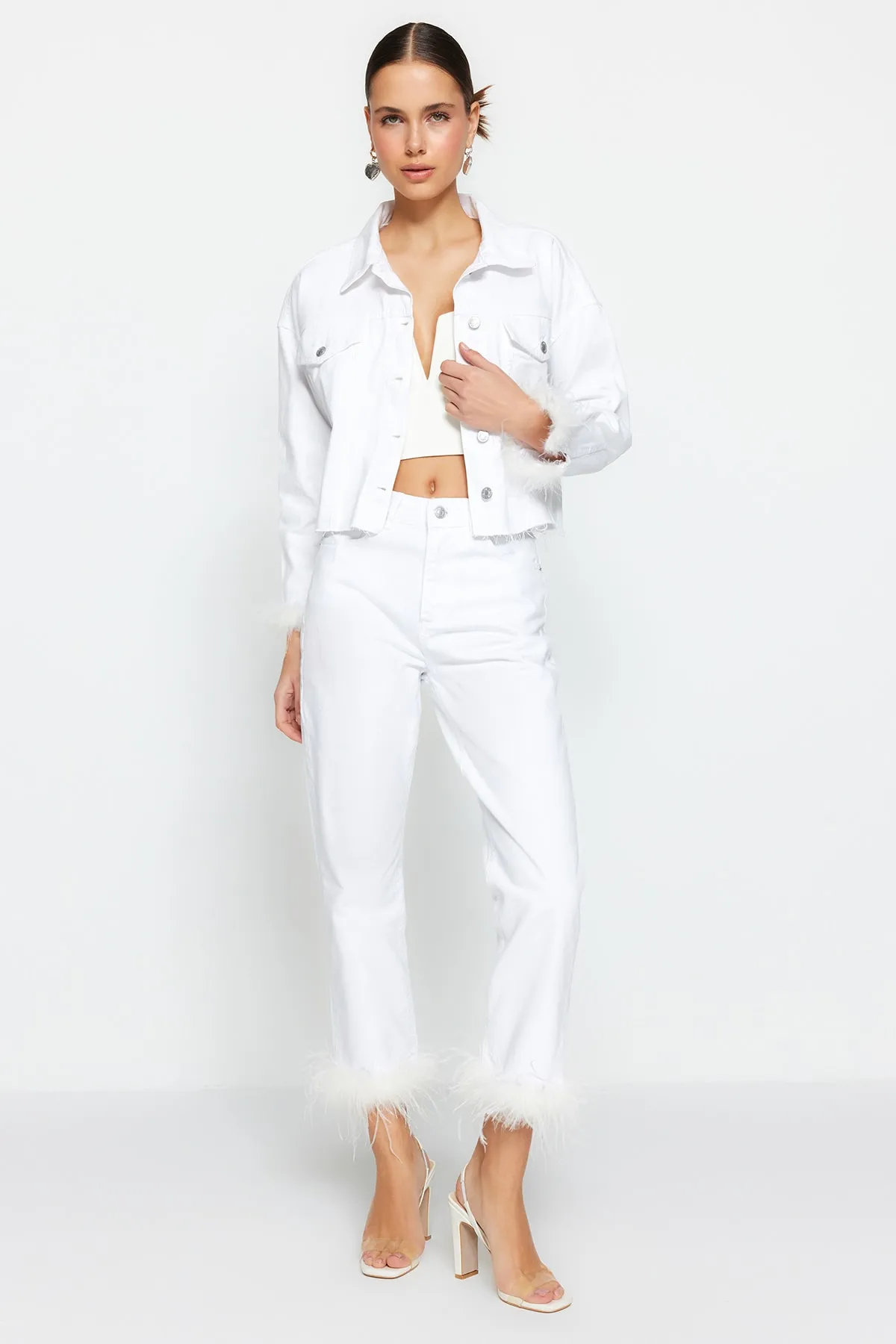 Trendyol Collection  Weiße Jeans mit hoher Taille und geradem Bein und Federdetail TWOSS23JE00208