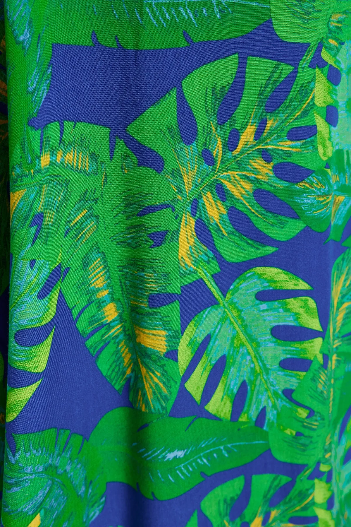 Trendyol Collection  Tropisch gemustertes, weit geschnittenes Maxi-Strandkleid aus Webstoff mit Raffung TBESS23EL00274