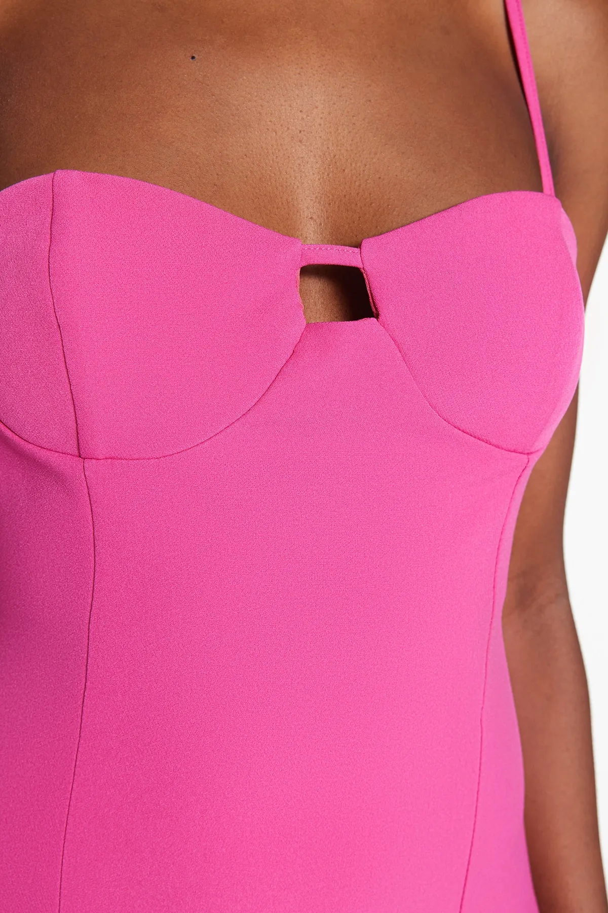 Trendyol Collection  Tailliertes Abendkleid in Fuchsia mit gewebtem Fenster/Ausschnittdetail TPRSS23EL00223