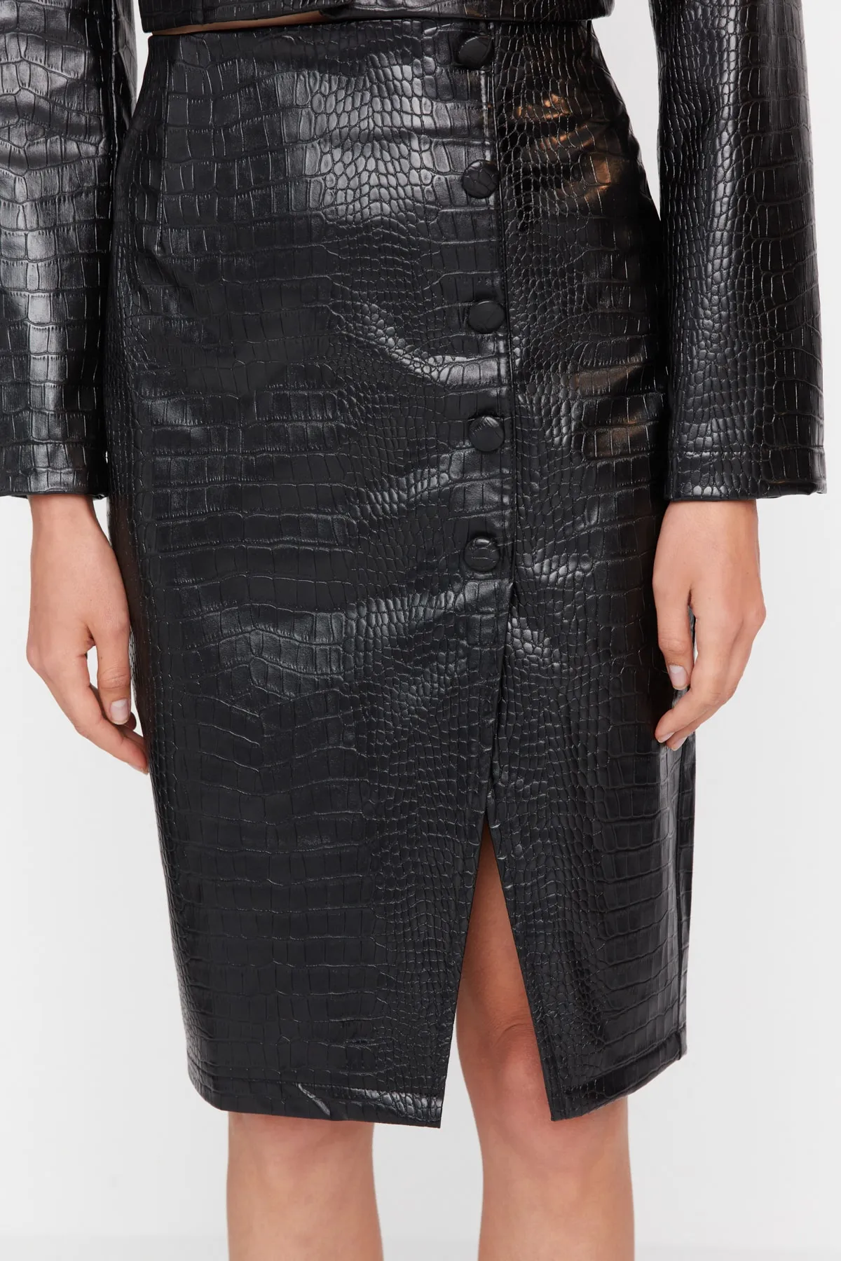 Trendyol Collection  Schwarzer Midi-Webrock mit Schlitz und detailliertem Schlangenlederimitat TWOAW23ET00260