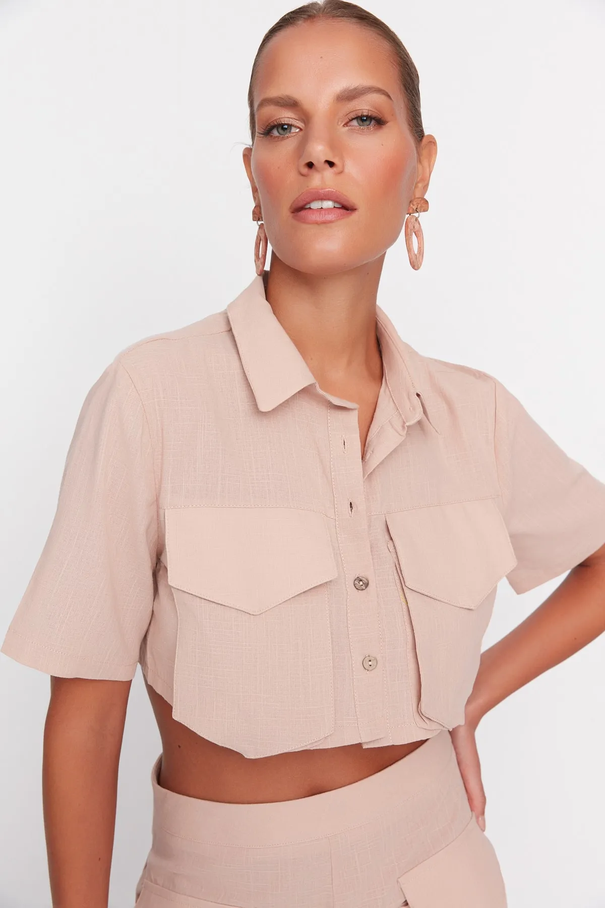 Trendyol Collection  Beiges Set aus Hemd und Shorts mit gewebter Tasche aus 100 % Baumwolle TBESS22AU00007