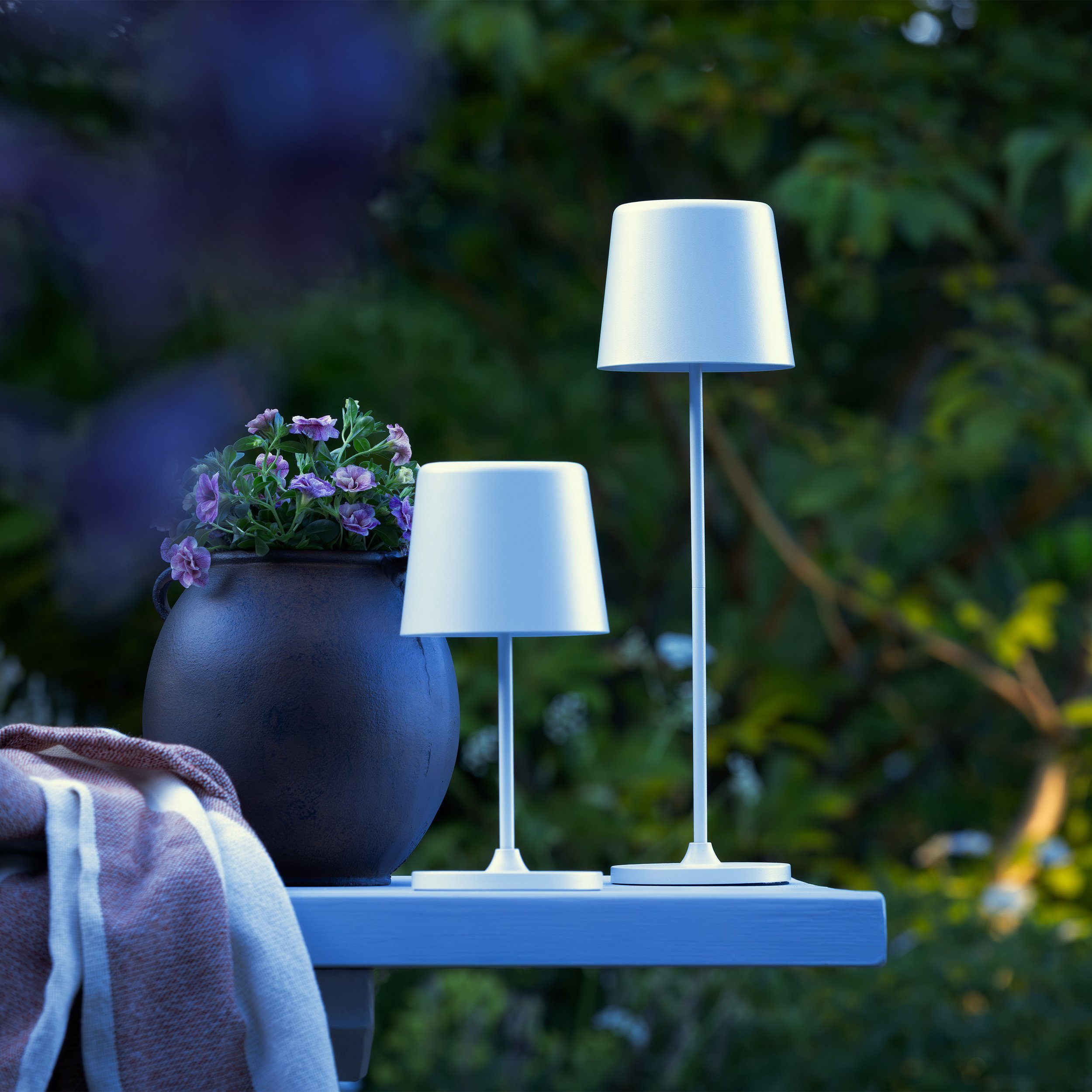 Brilliant LED Tischleuchte Kaami, Dimmfunktion, LED fest integriert, Warmweiß, Portable LED Außen Tischlampe, 37 cm, 310lm, Touchdimmer, USB, weiß