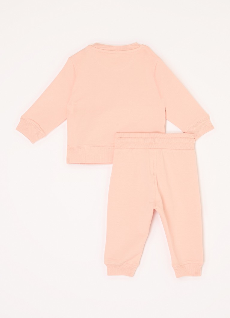 Set Calvin Klein din două piese din bumbac organic, format dintr-un pulover și pantaloni de trening.