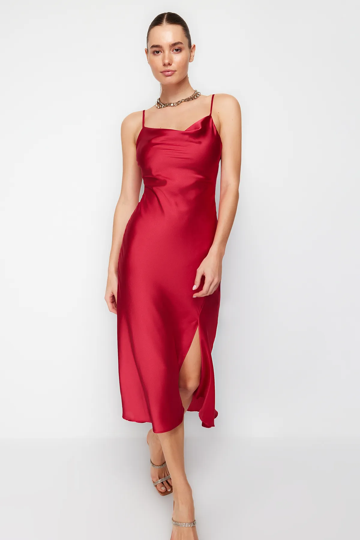 Trendyol Collection  Rot gefüttertes Abendkleid aus gewebtem Satin TPRSS19BB0058