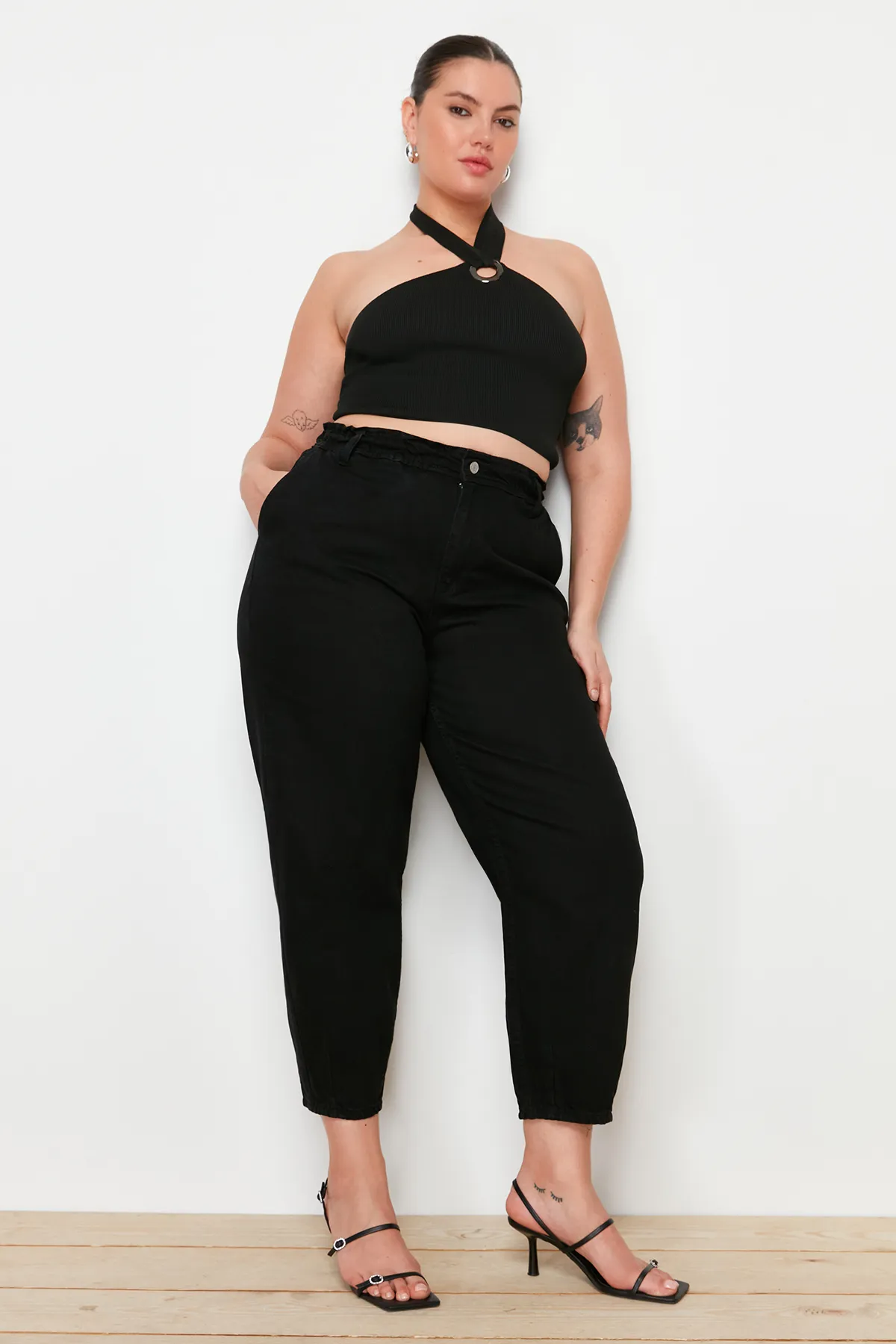 Trendyol Curve  Schwarze Mom-Jeans mit hoher Taille und detaillierten Taschen TBBAW23CJ00007