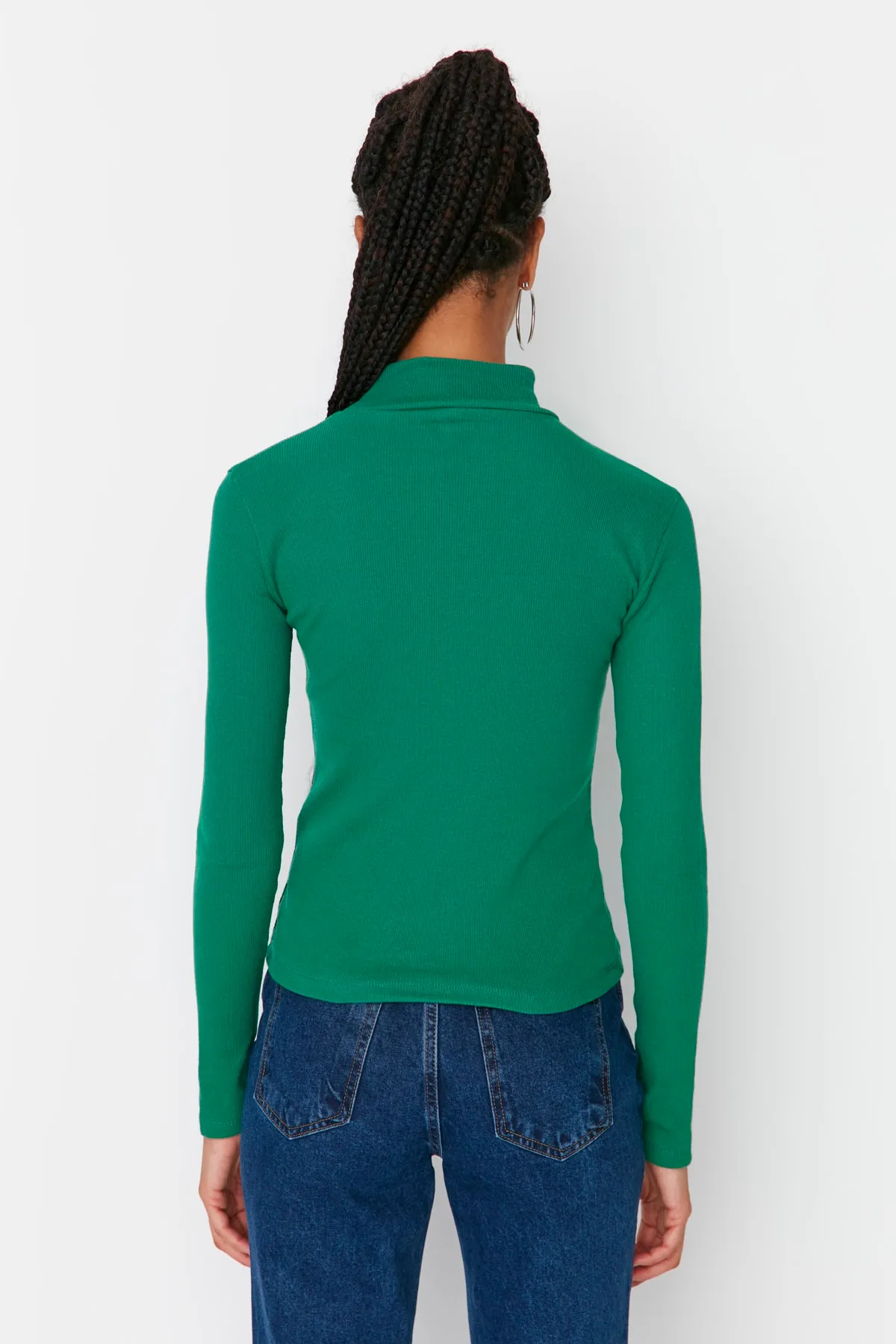 Trendyol Collection  Smaragdgrüne, eng anliegende, langärmelige, gerippte, dehnbare Strickbluse mit hohem Kragen TWOAW21BZ0423
