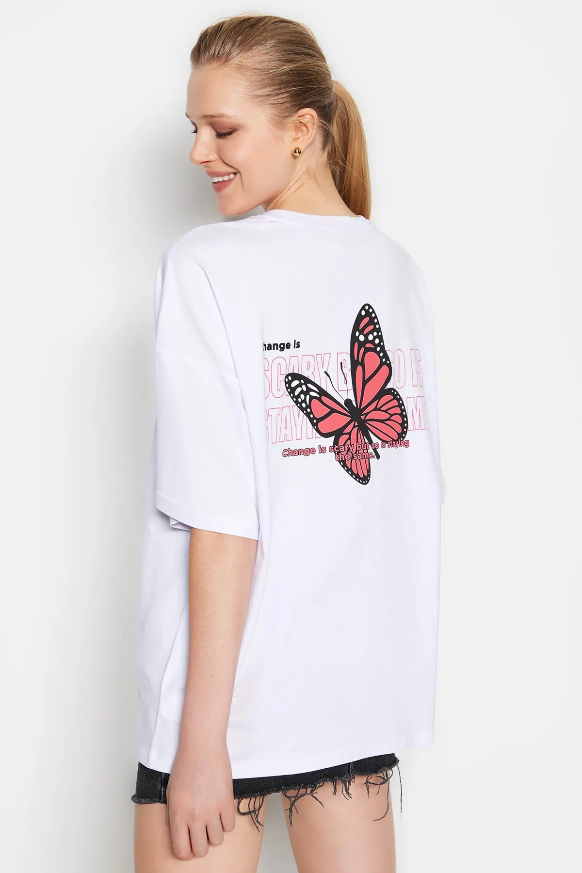 Trendyol Collection  Weißes Oversize-Strick-T-Shirt aus 100 % Baumwolle mit Aufdruck auf Brust und Rücken TWOSS23TS00188