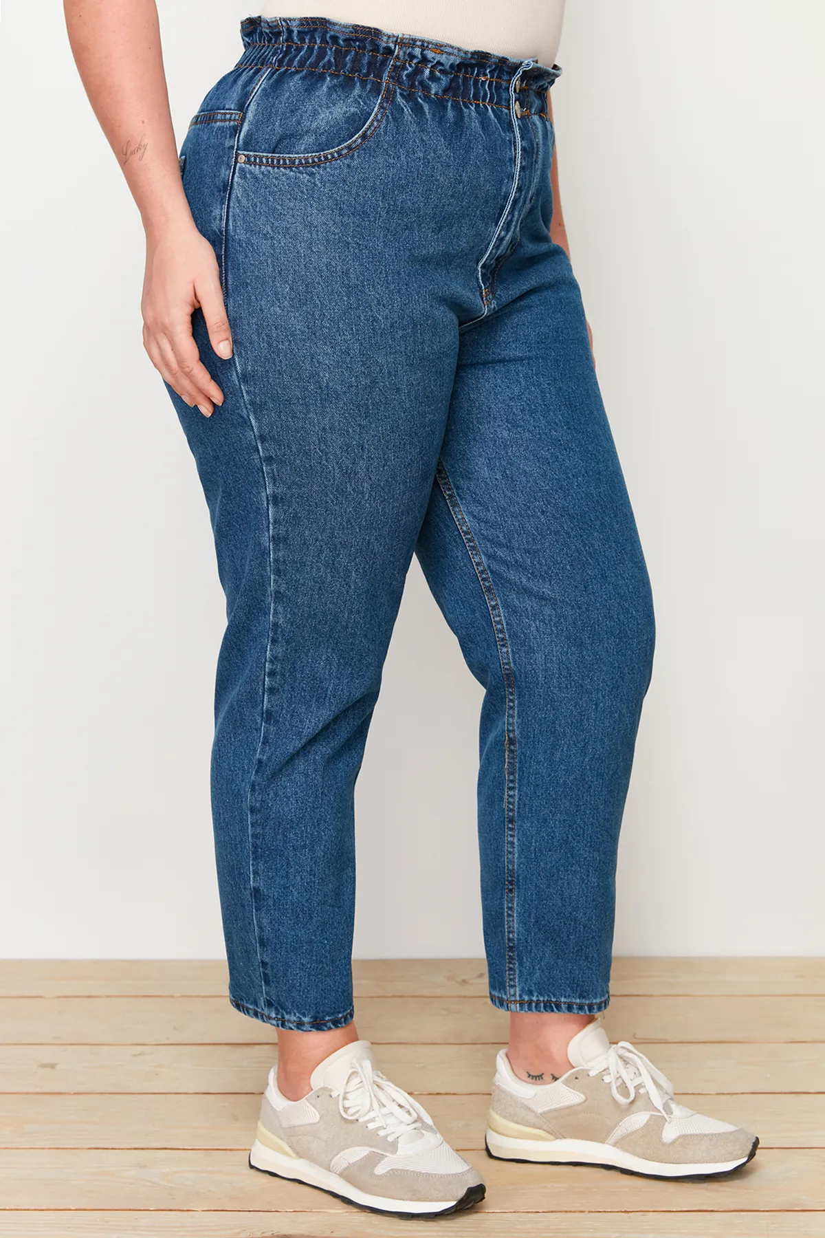 Trendyol Curve  Blaue Mom-Jeans mit hoher Taille und elastischem Bund TBBAW23JE00002