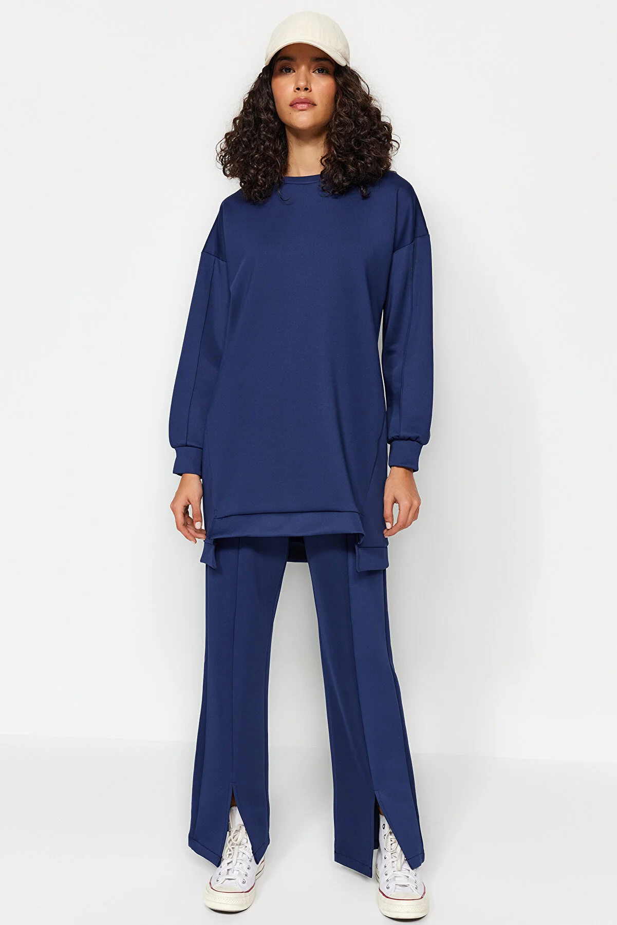 Trendyol Modest  Marineblaues Set aus Oberteil und Unterteil aus Scuba-Tunika und -Hose mit Schlitzdetail TCTAW23US00201