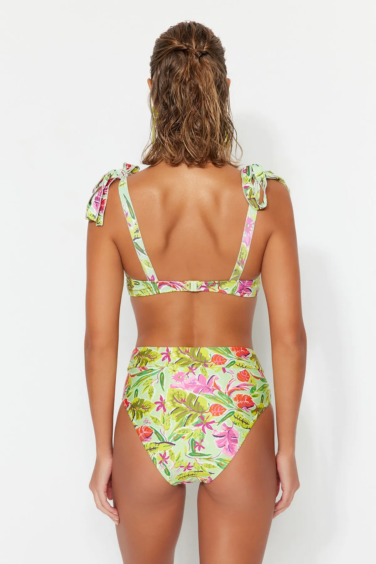Trendyol Collection  Bikinihose mit Blumenmuster, hoher Taille und normalem Beinverlauf TBESS22BA0133