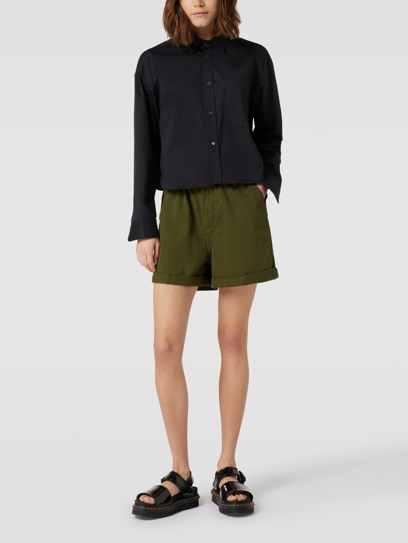 Shorts mit seitlichen Eingrifftaschen in olivgrün