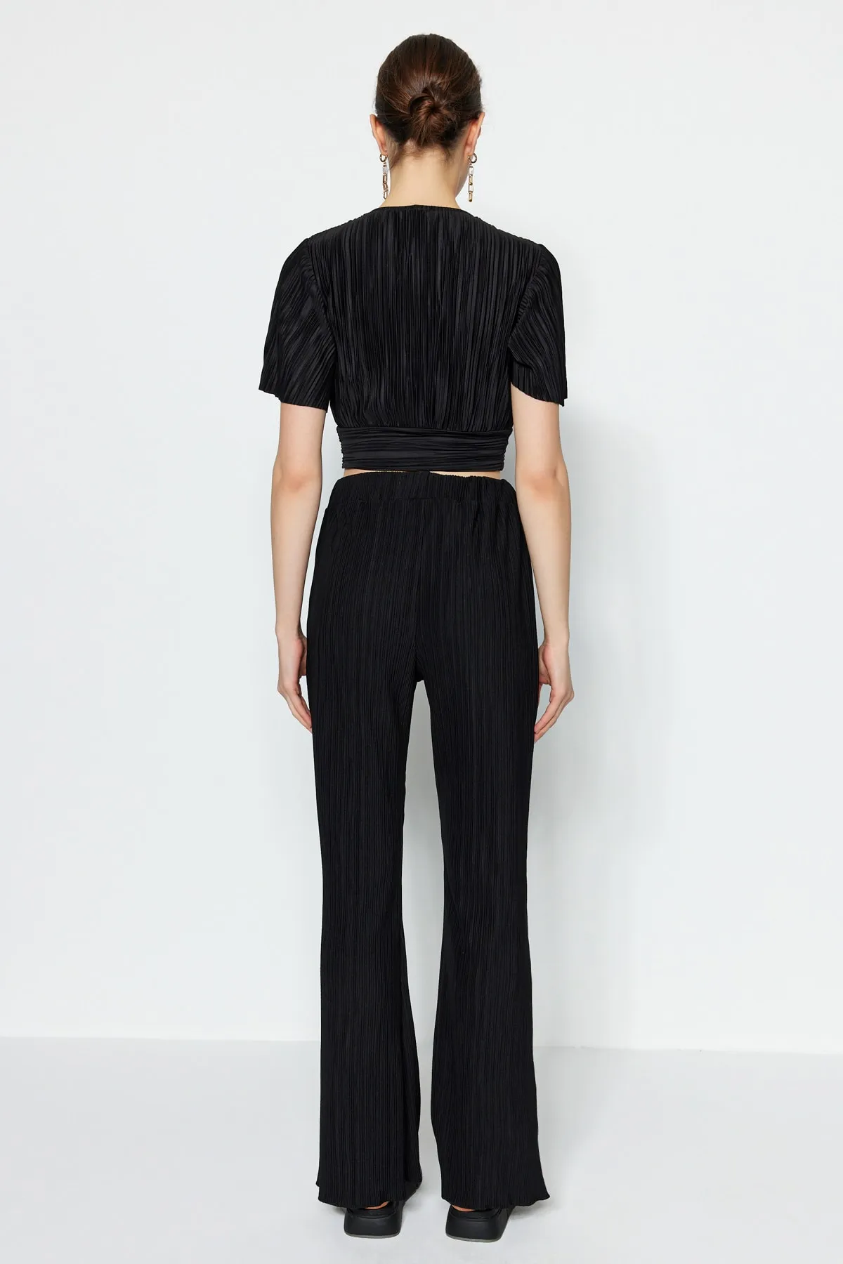 Trendyol Collection  Schwarze, plissierte Schlaghose/spanisches Bein, hohe elastische Taille, Strickhose TWOSS23PL00115