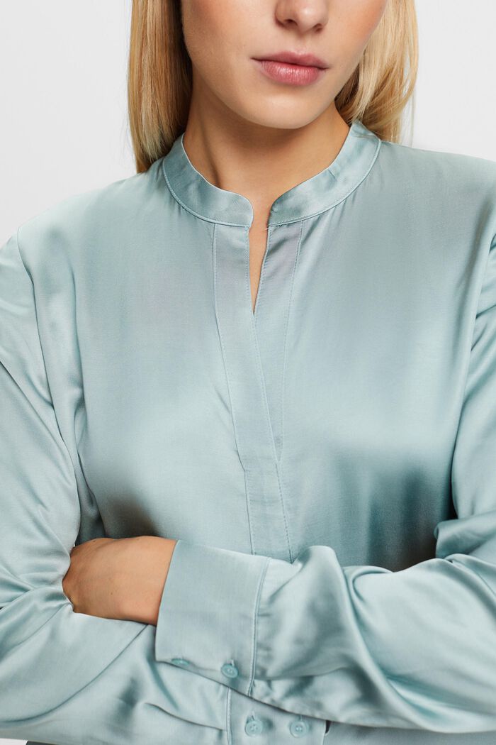 Satinbluse mit V-Ausschnitt