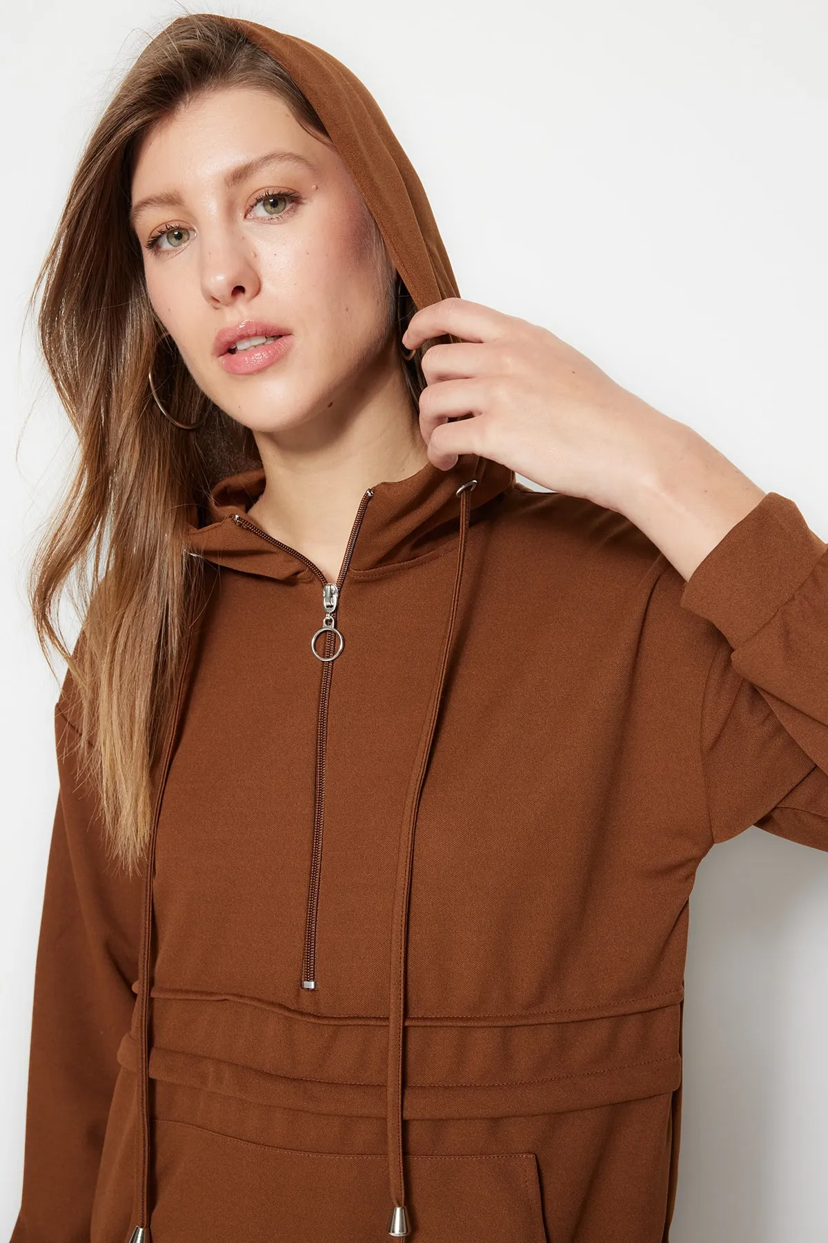 Trendyol Modest  Kamelfarbenes Strickset aus Tunika und Hose mit Kapuze und Reißverschluss TCTAW22US0094