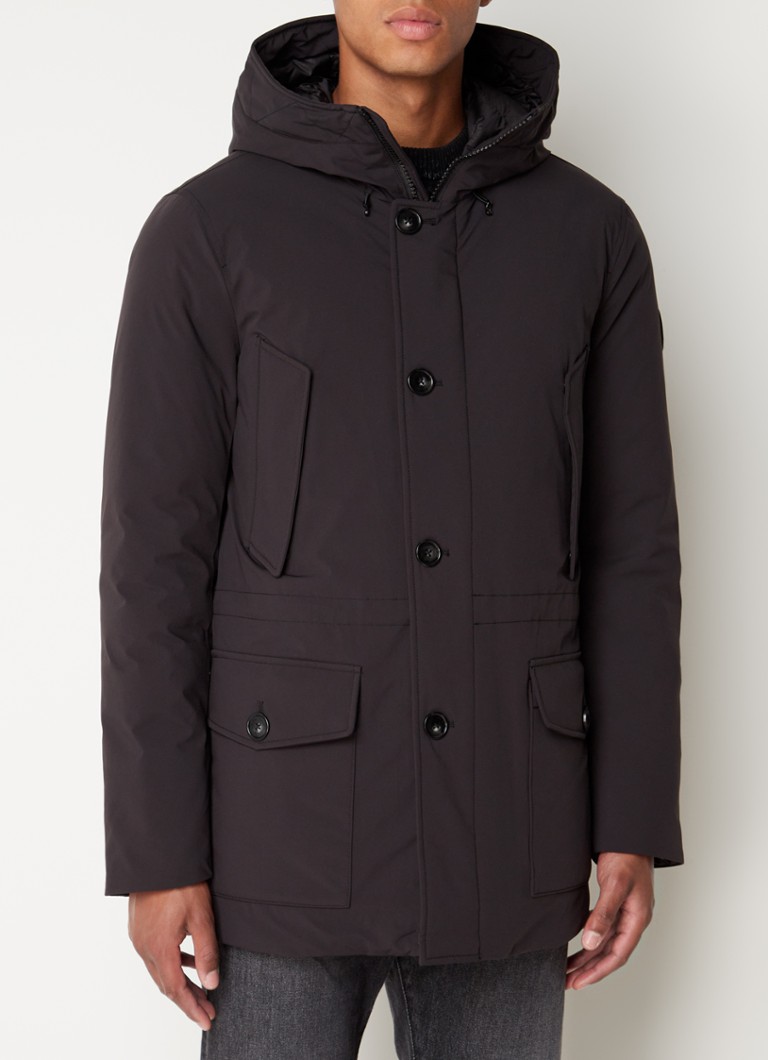 Parka Woolrich Arctic s péřovou výplní a klopovými kapsami