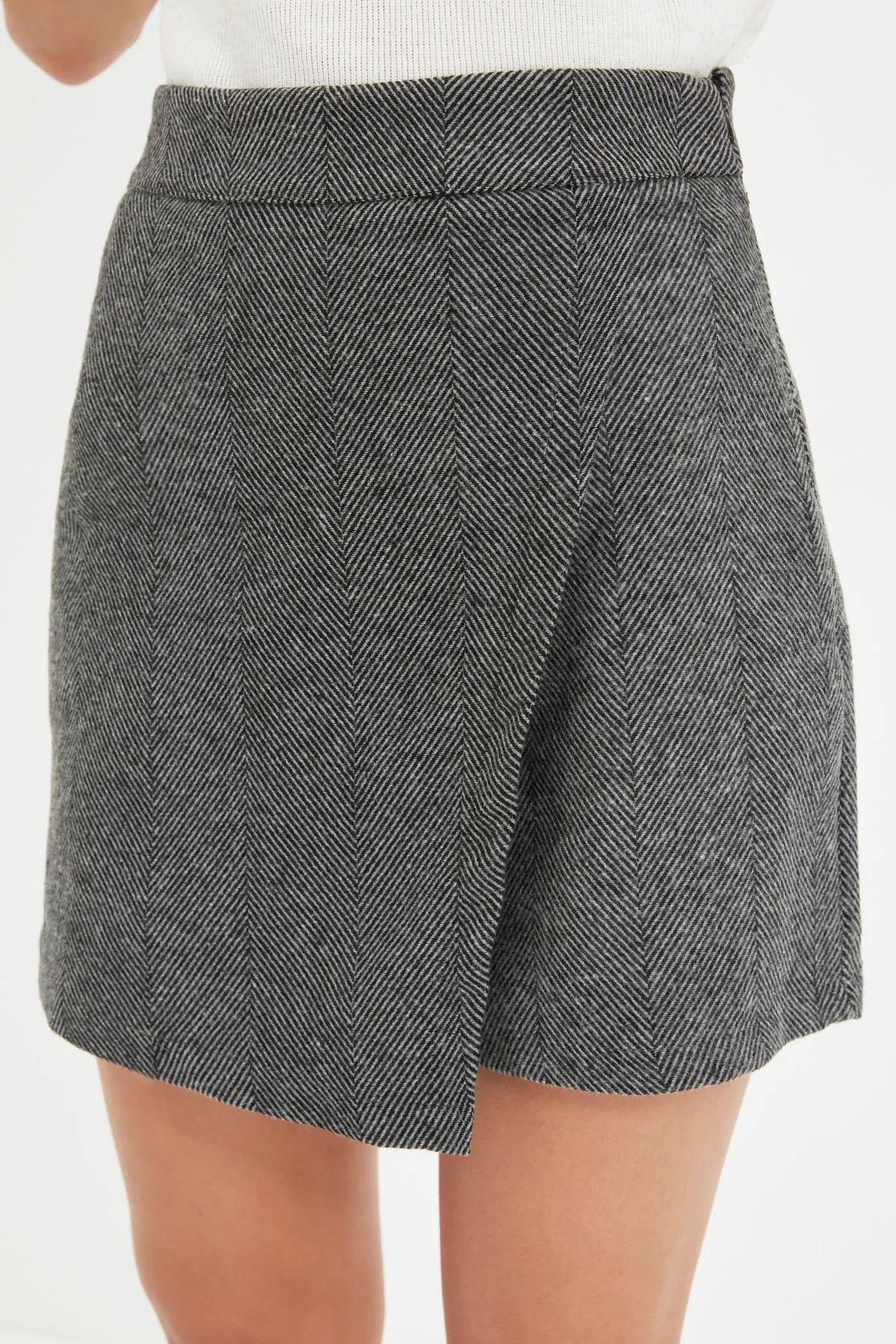 Trendyol Collection  Anthrazitfarbener, gewebter Shortsrock mit Wickelstich TWOAW21SR0082