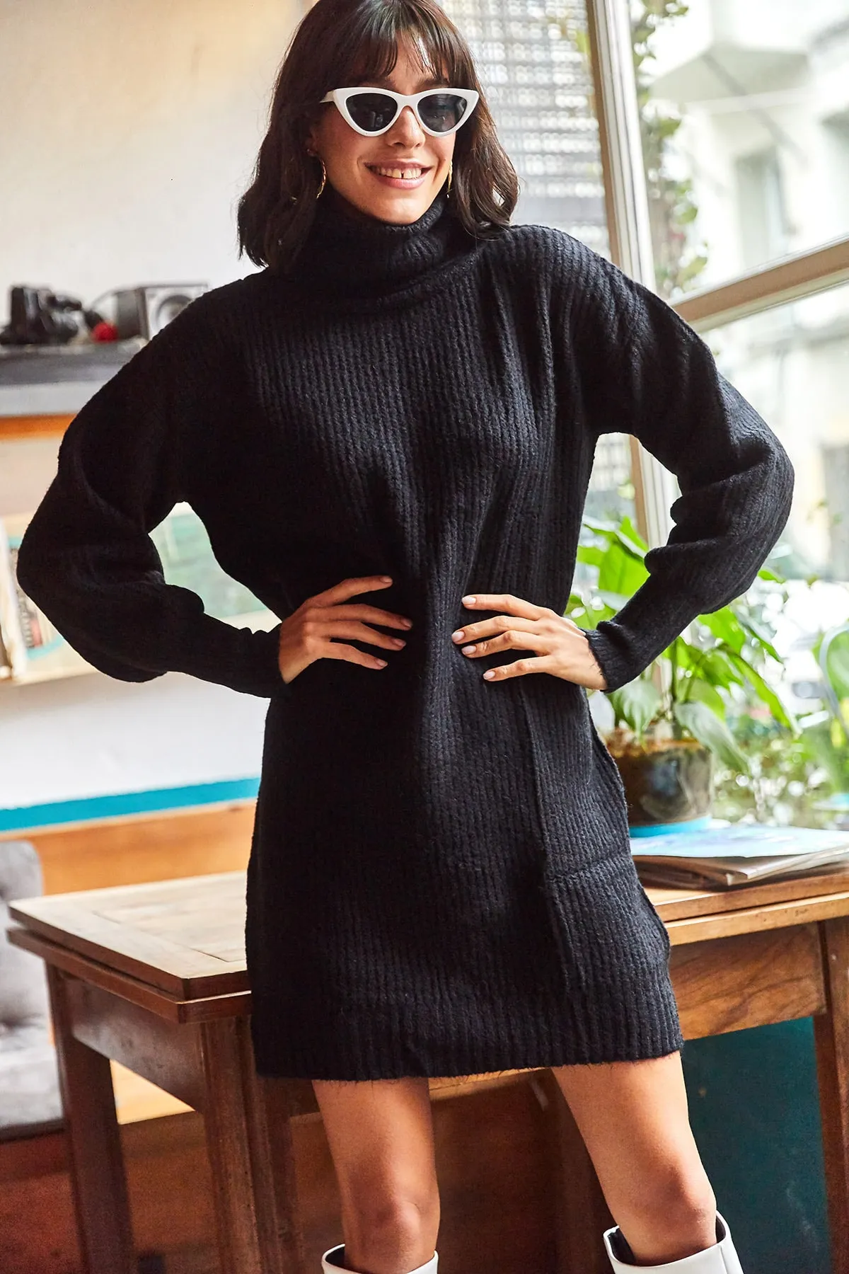 Olalook  Schwarzes Tunika-Kleid aus weichem, strukturiertem Strick mit Rollkragen für Damen