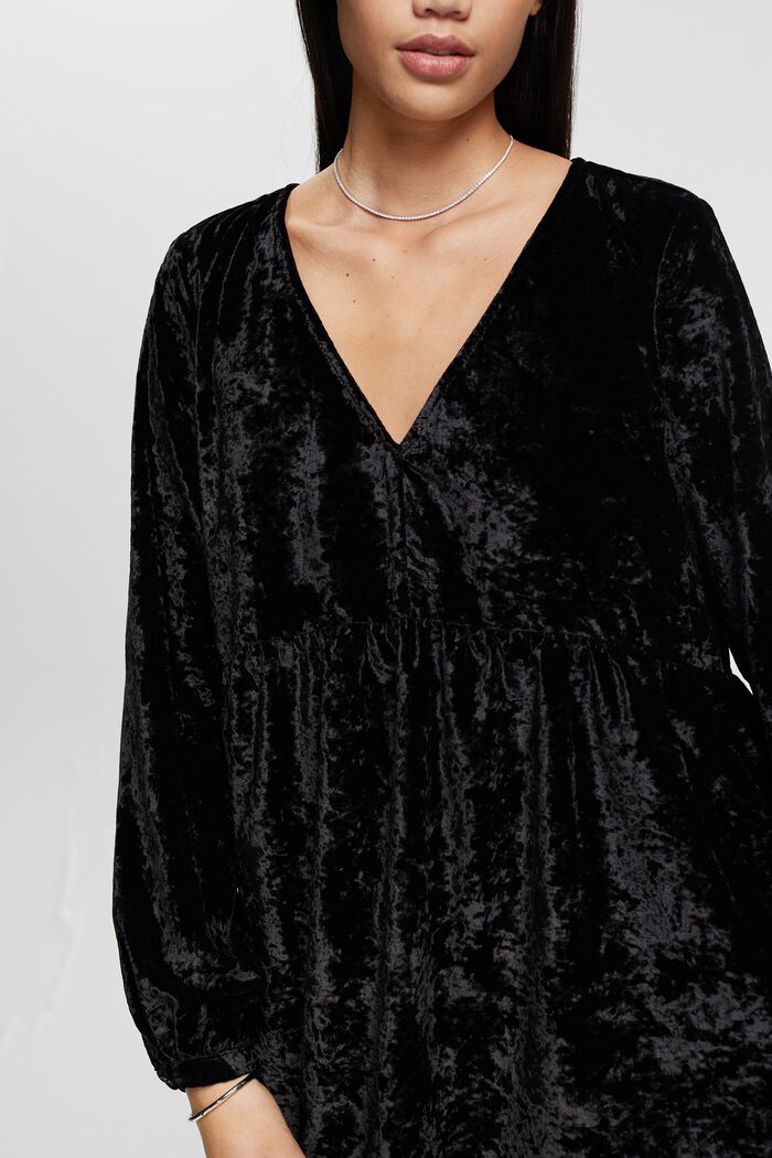 Samtkleid mit V-Ausschnitt