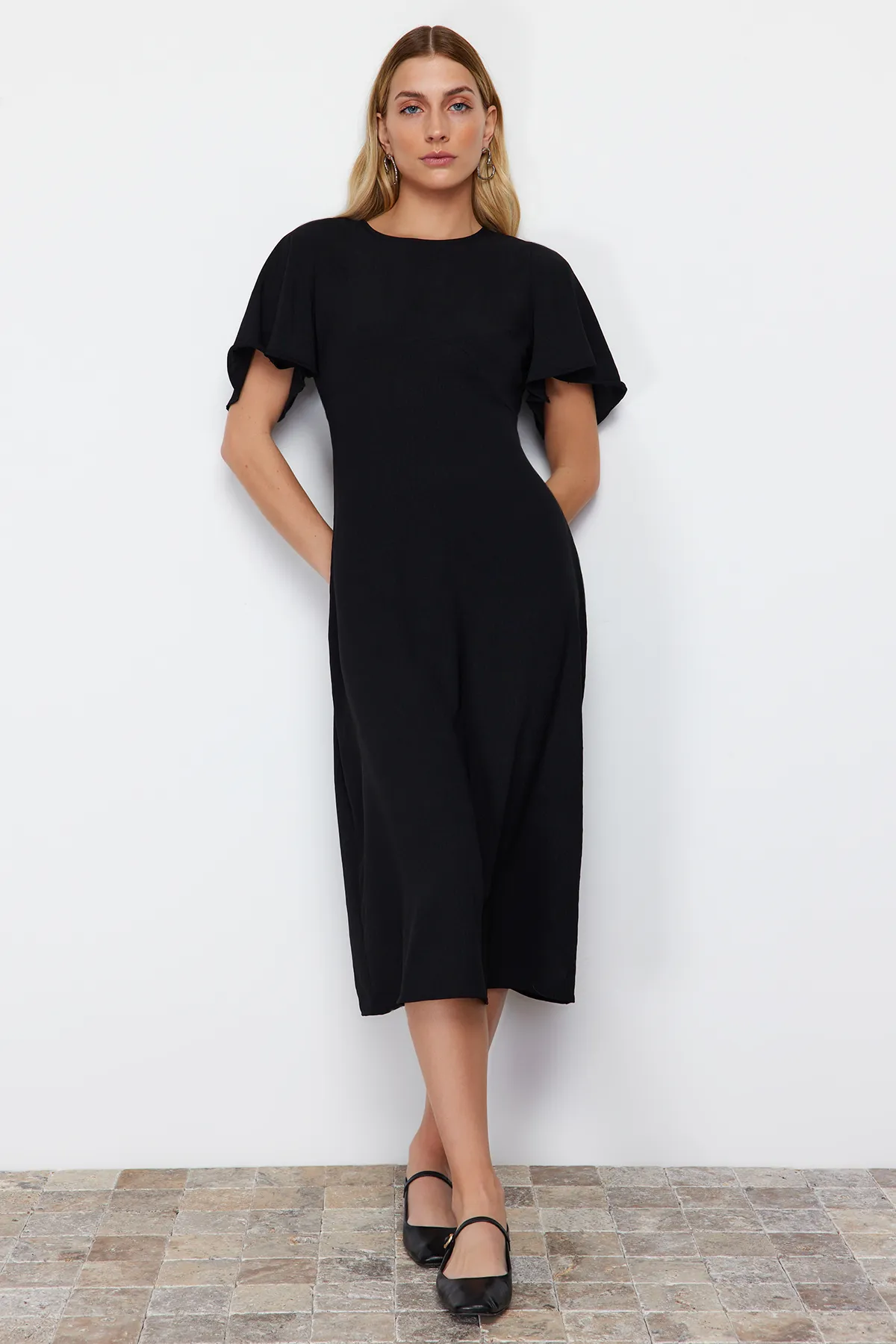 Trendyol Collection  Schwarzes A-Linien-Midikleid aus Webstoff mit Rundhalsausschnitt auf der Rückseite und Knopfdetail TWOSS24EL00738