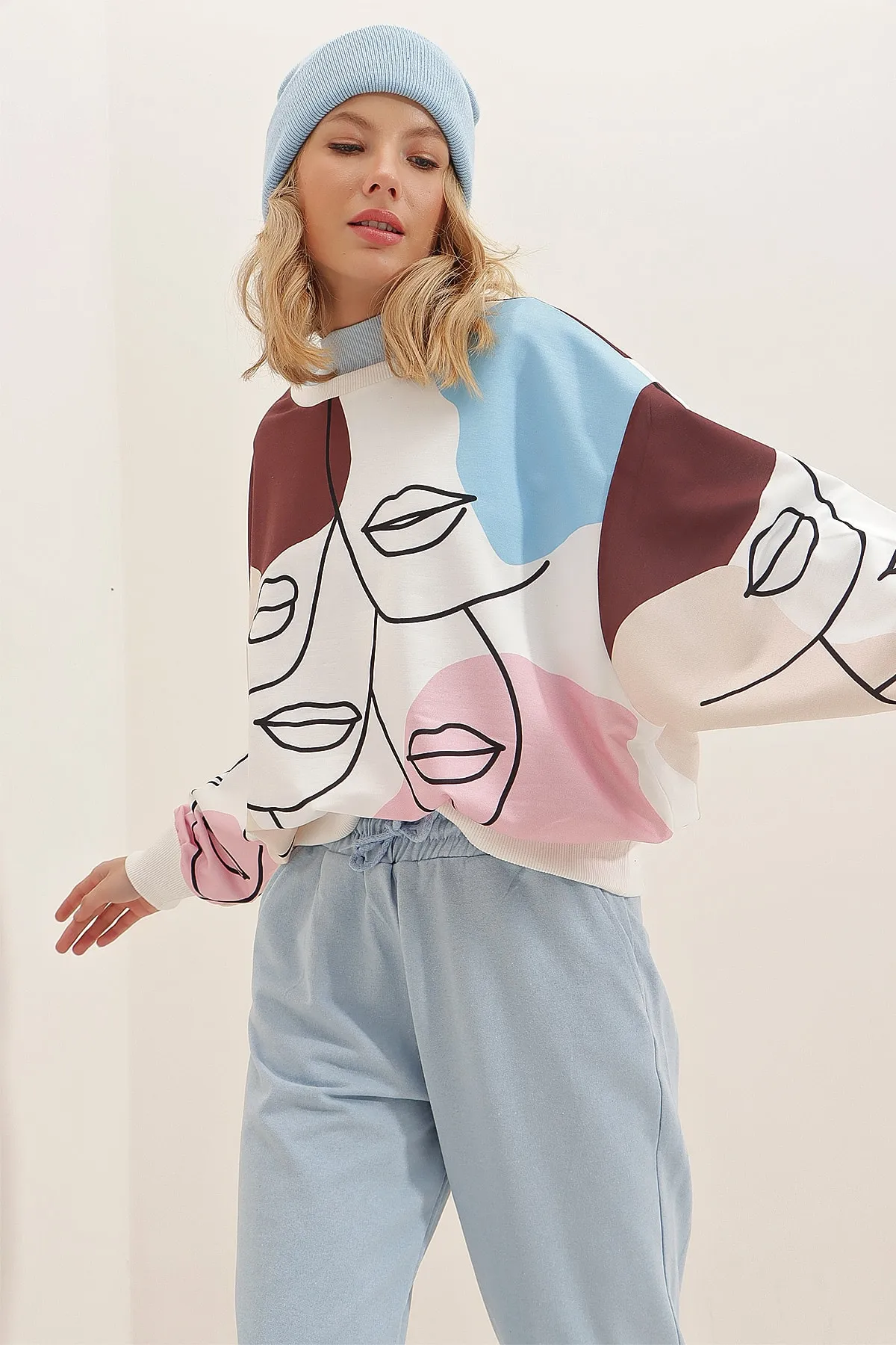 Trend Alaçatı Stili  Damen-Sweatshirt mit Rundhalsausschnitt und digitalem Druck, Kaffee MDA-1076