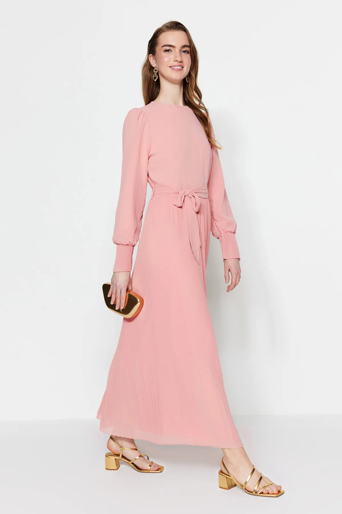 Trendyol Modest  Puderfarbenes, gefüttertes Abendkleid mit Gürtelrock und Plissee TCTSS23DB00032