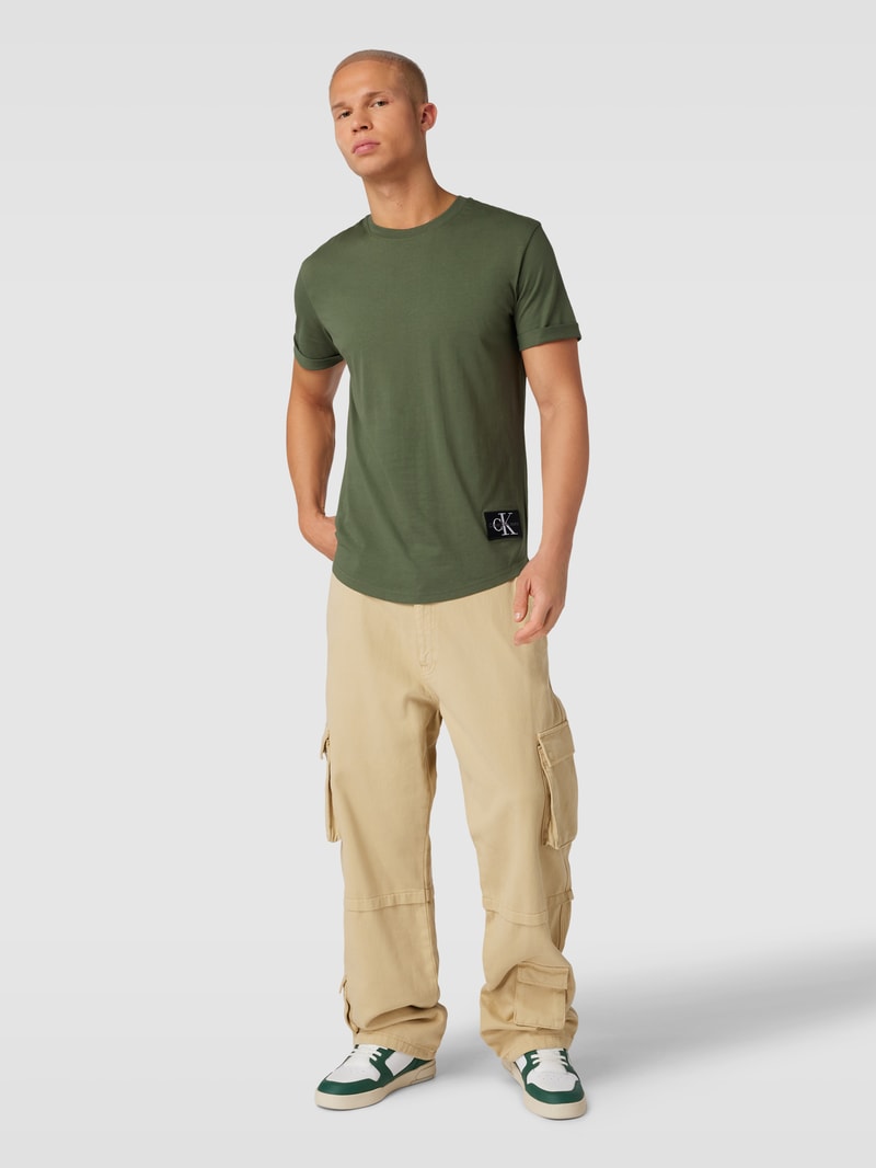 T-Shirt mit Label-Badge in olivgrün