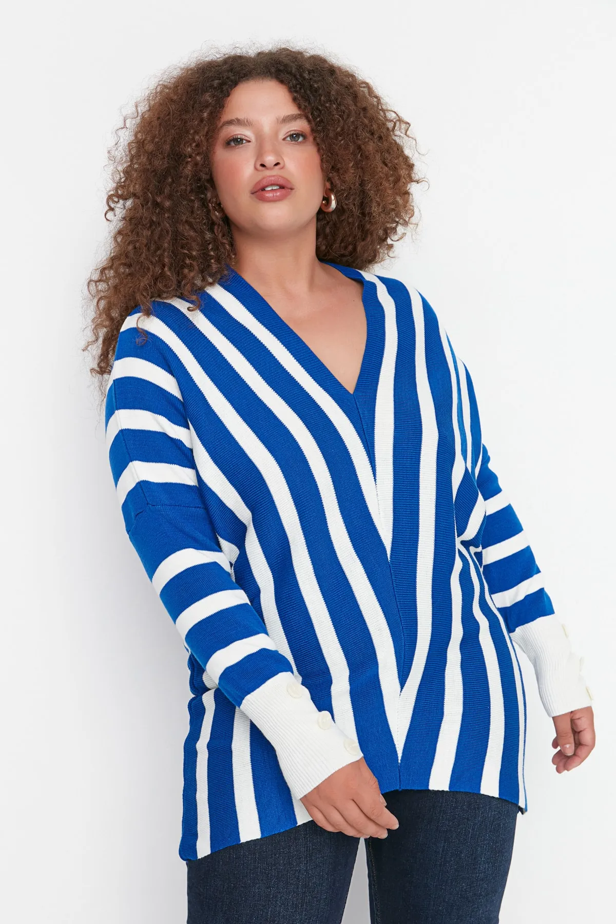 Trendyol Curve  Indigofarbener Strickpullover mit Fledermausärmeln TBBAW23AN00039