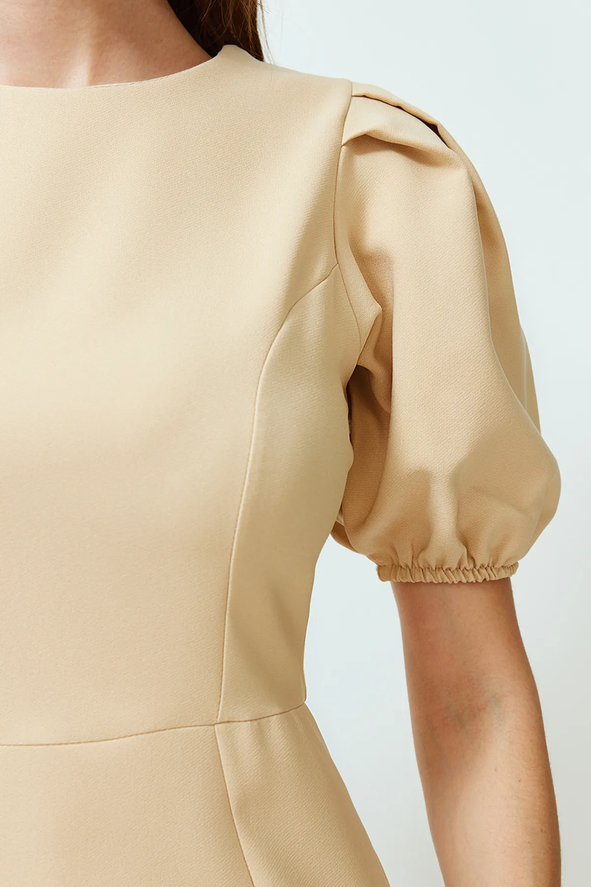 Trendyol Collection  Stone Body Wrap Midi-Kleid mit gewebten Ballonärmeln TWOSS24EL00502