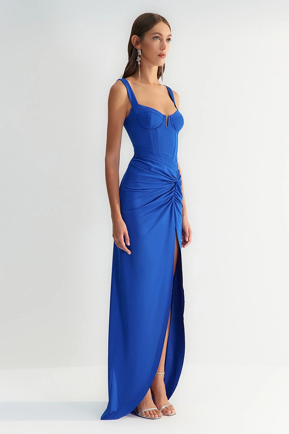 Trendyol Collection  X Zeynep Tosun Marineblaues, tailliertes Abend- und Abschlusskleid mit Ziernähten TCLSS23AE00010