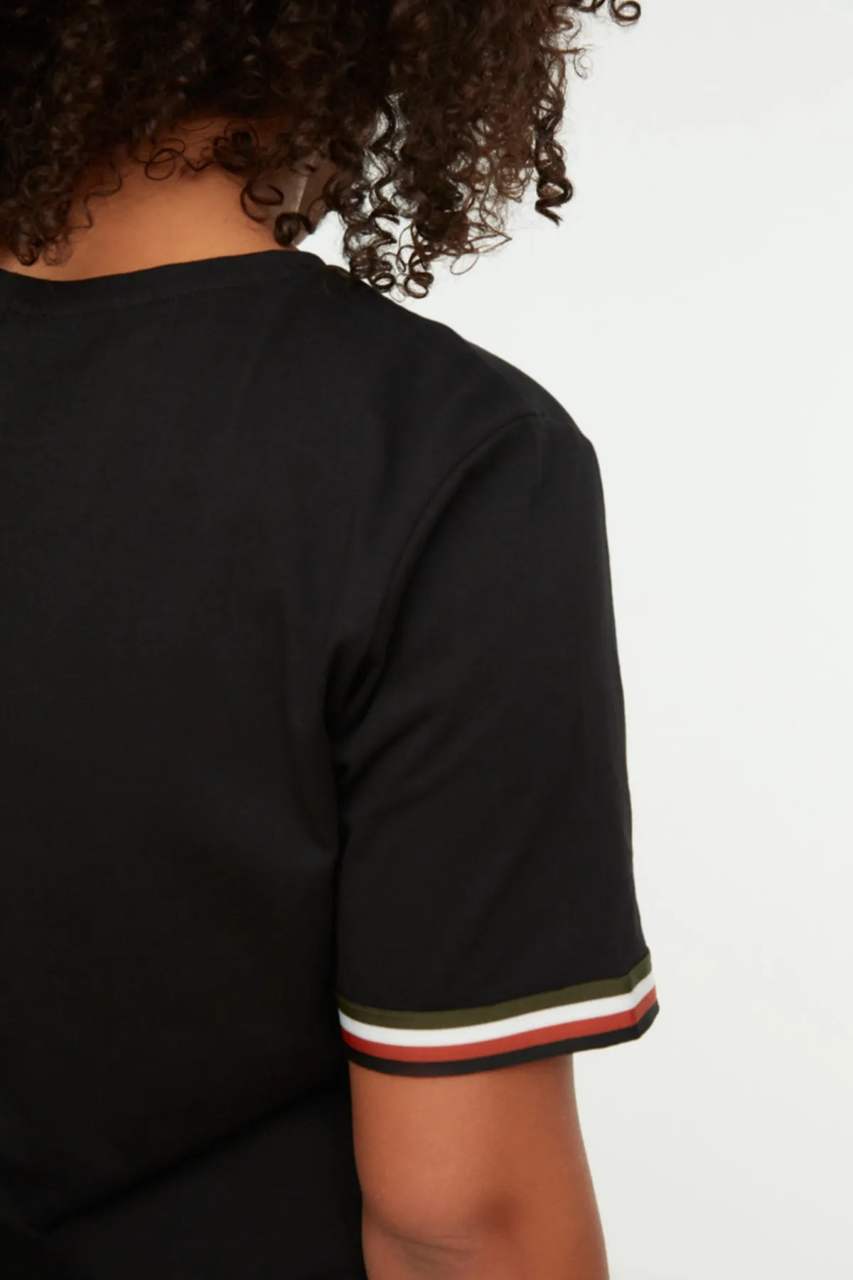 Trendyol Curve  Schwarzes gestricktes T-Shirt-Kleid mit Rundhalsausschnitt TBSSS22EL1591