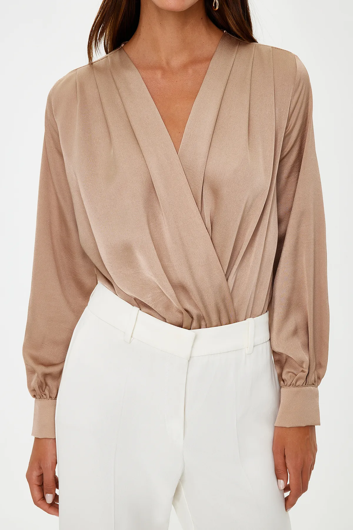 Trendyol Collection  Body aus Nerzsatin mit zweireihigem Kragen und Druckknopfdetail - TOFAW19BB0678