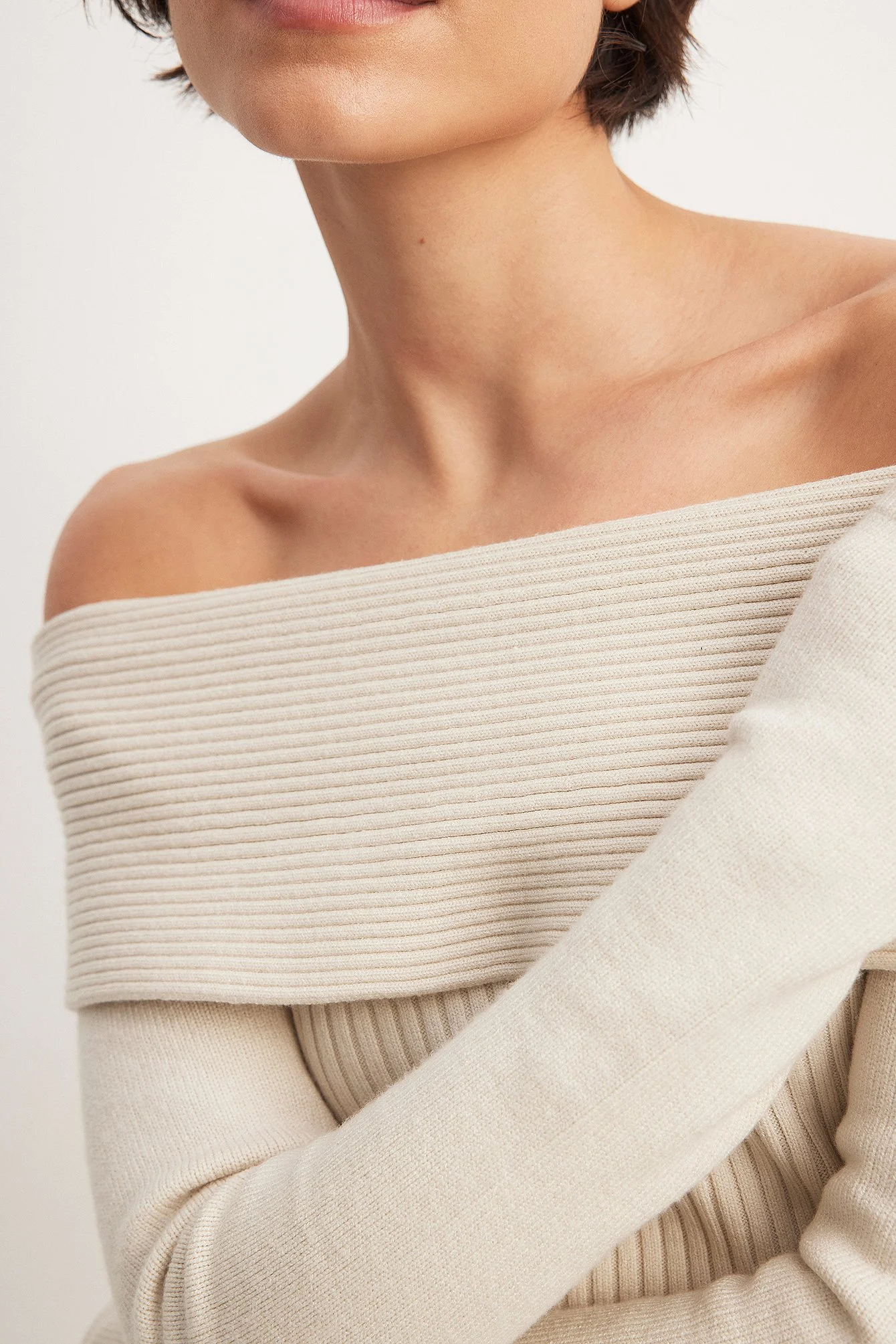 Gerippter, schulterfreier Pullover mit Twist-Effekt