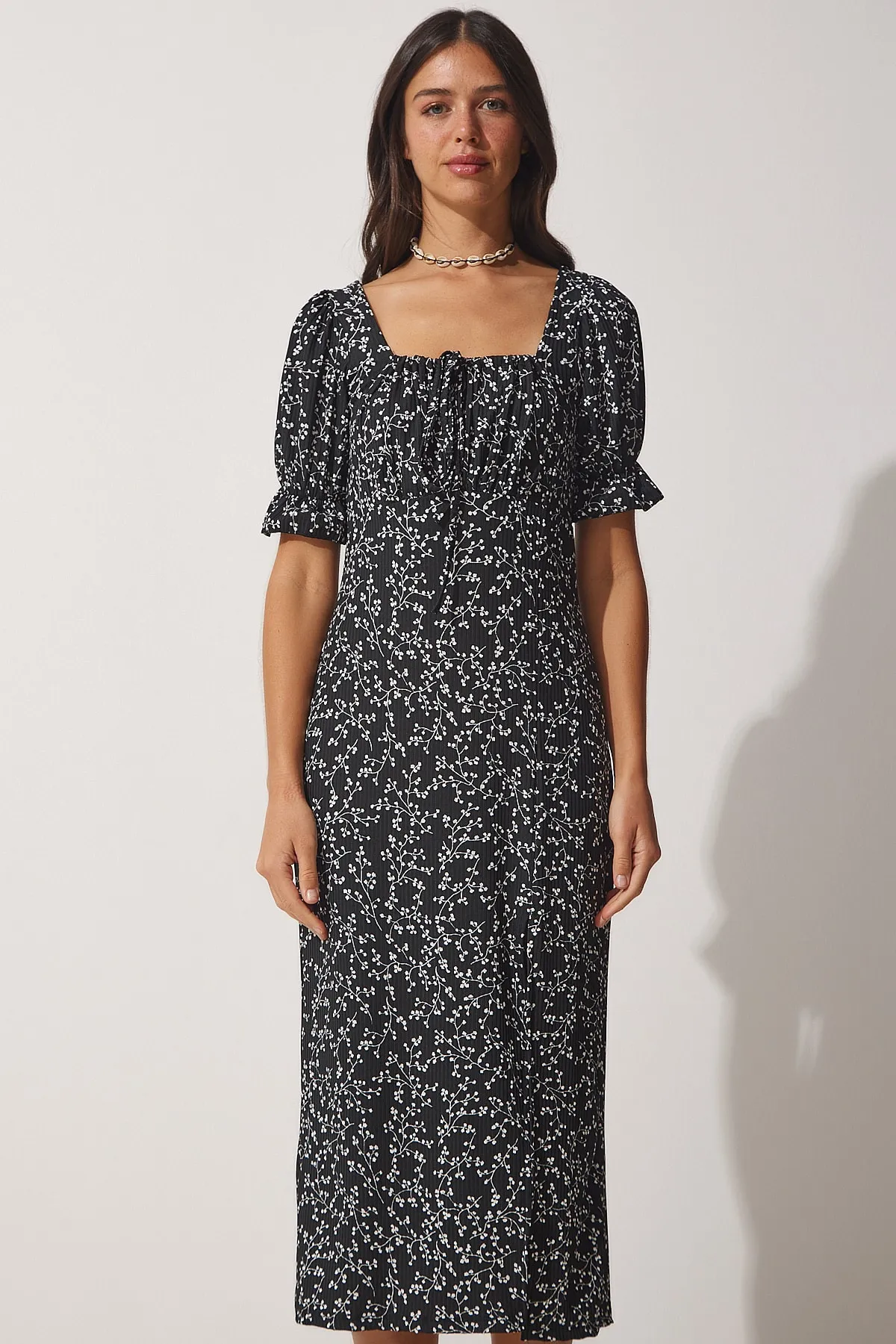 Happiness İstanbul  Schwarzes gerafftes Sommer-Strickkleid mit Blumenmuster für Damen MC00188