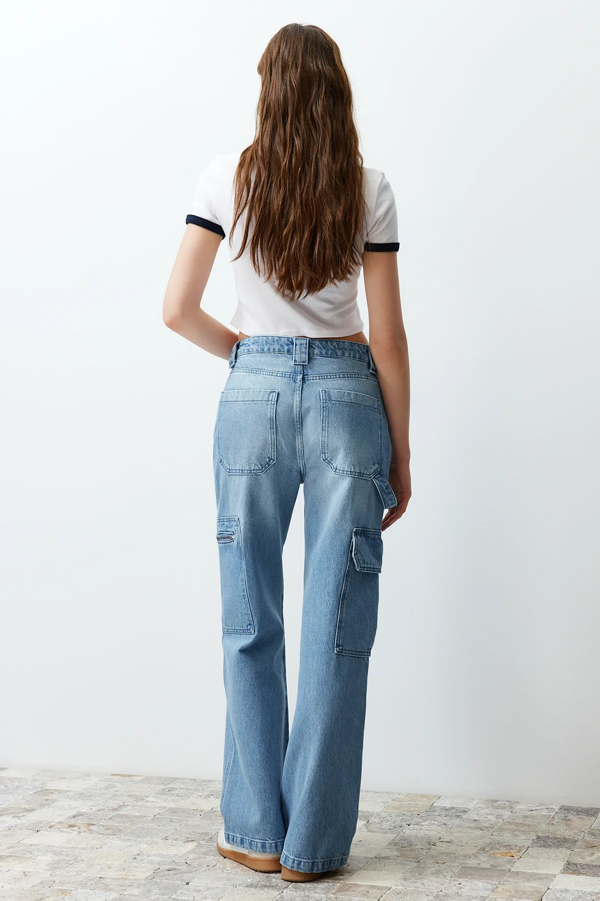 Trendyol Collection  Blaue Jeans mit hoher Taille und weitem Bein und Taschendetail TWOSS24JE00179