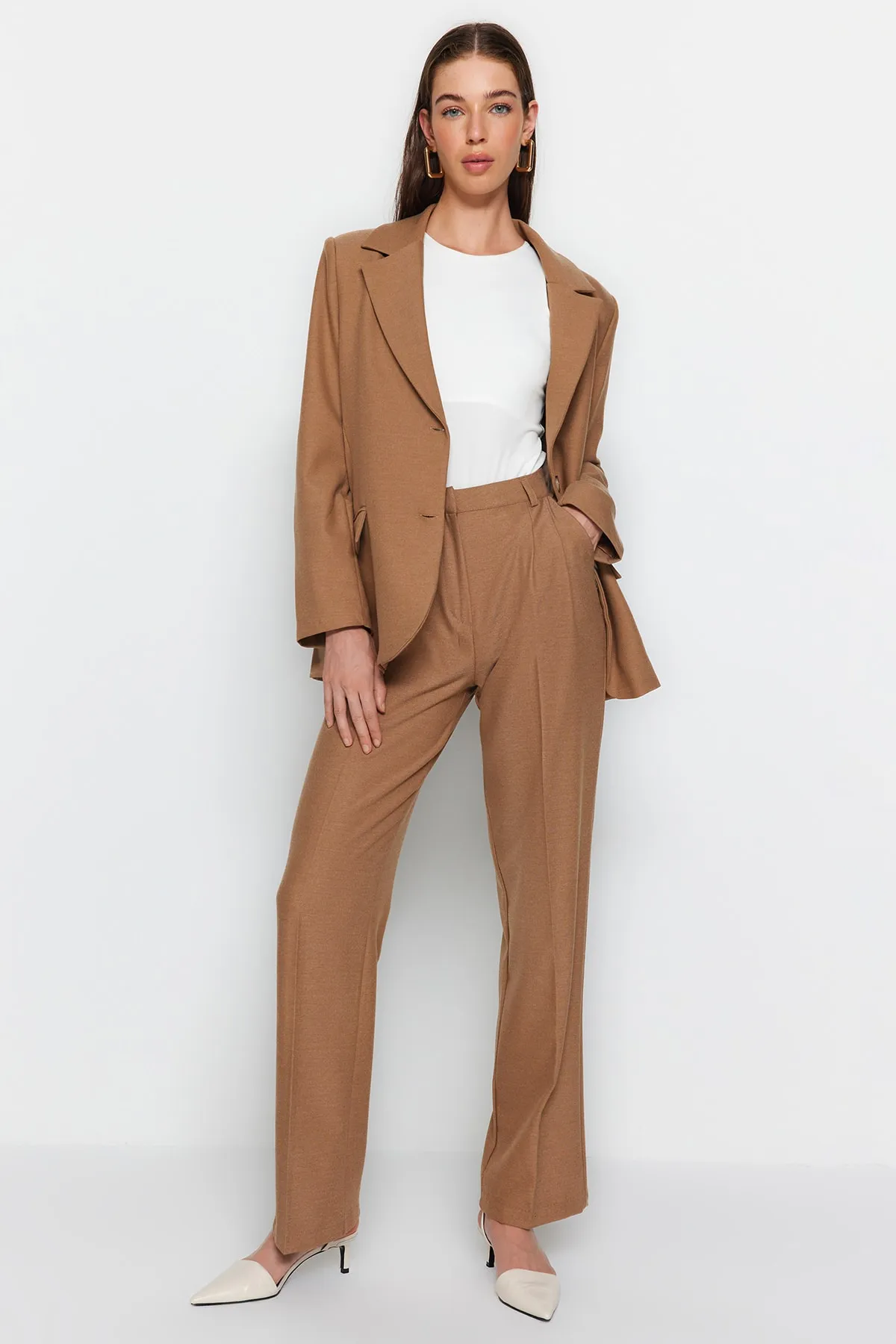 Trendyol Collection  Braune, gerade geschnittene, plissierte Webhose in limitierter Auflage TWOAW23PL00401