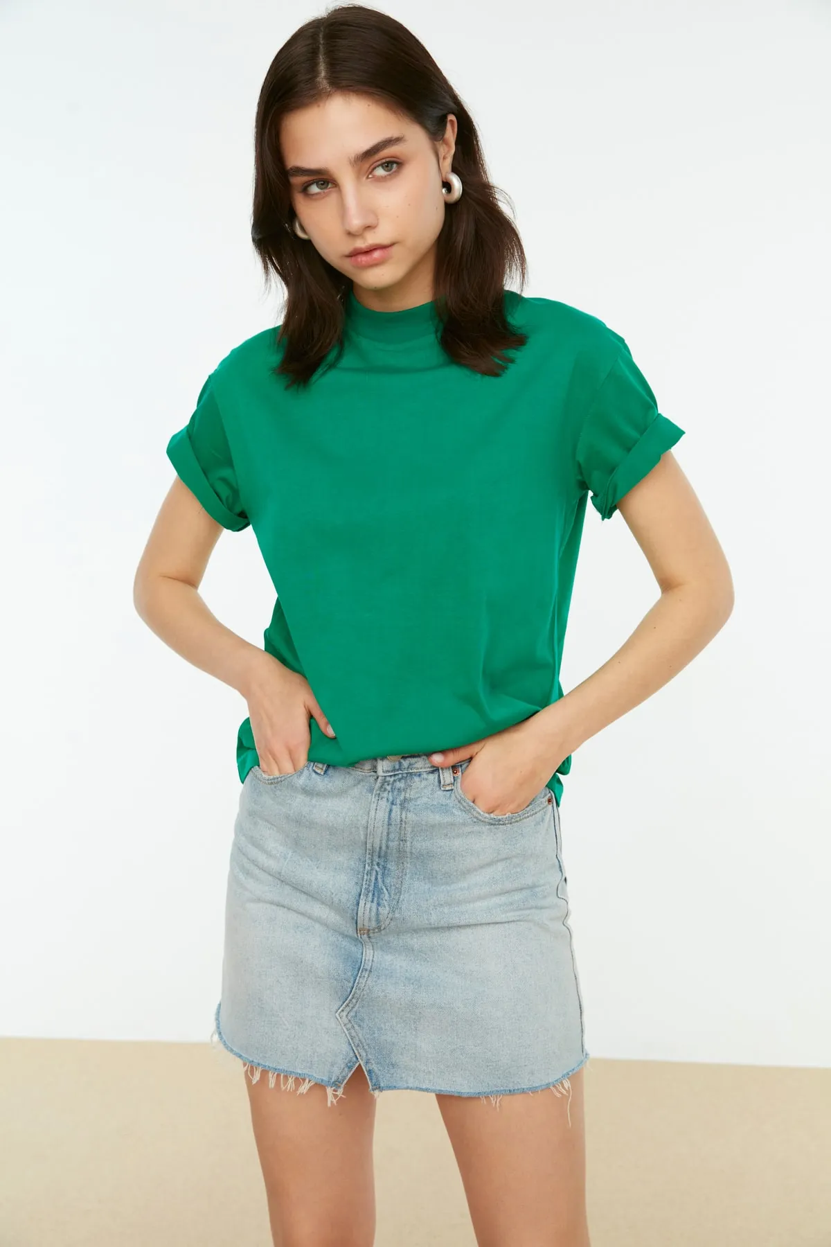 Trendyol Collection  Grünes Basic-Strick-T-Shirt aus 100 % Baumwolle mit Stehkragen TWOAW20TS0096