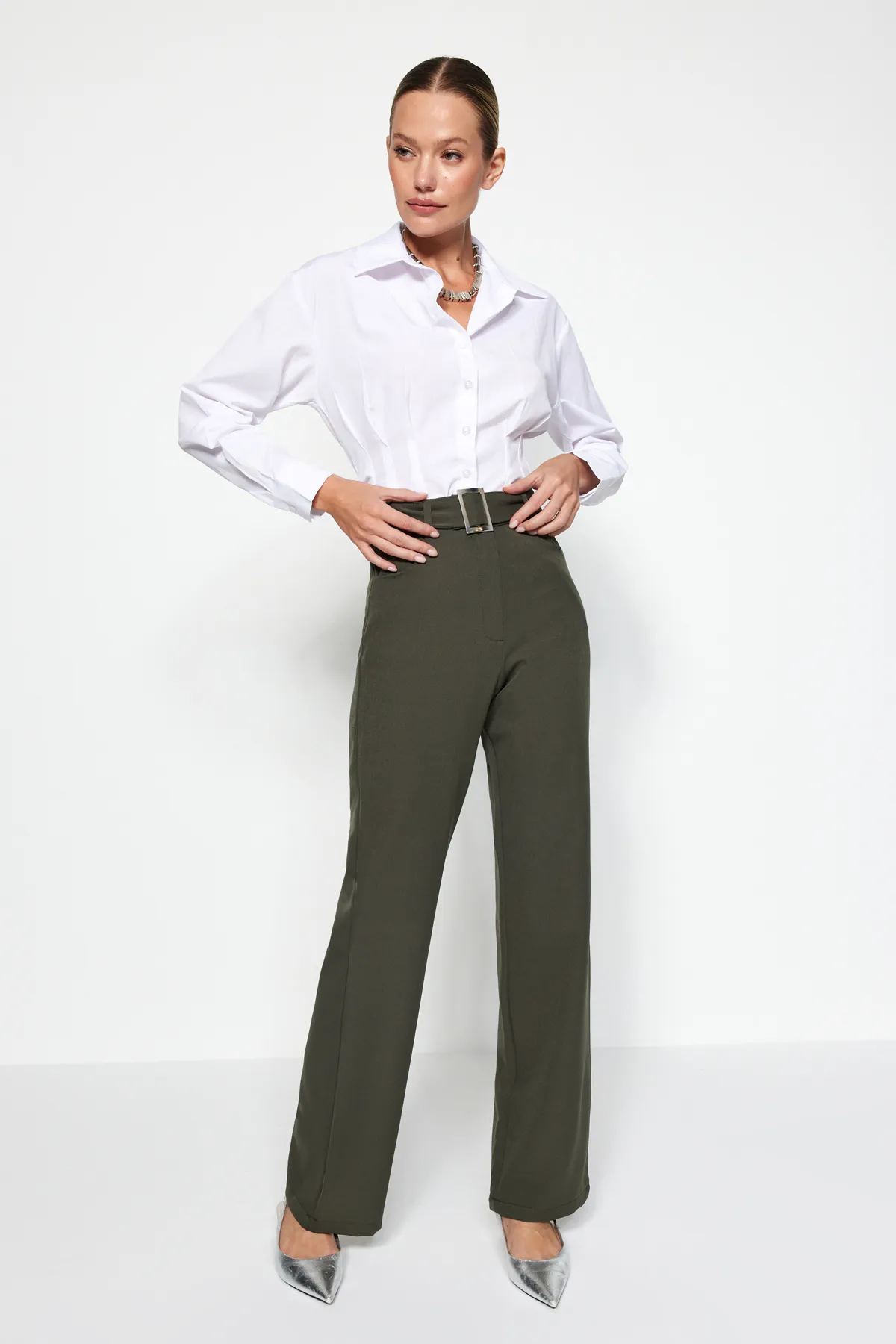 Trendyol Collection  Dunkelkhakifarbene, gerade geschnittene Webhose mit Gürtel TWOSS21PL0104