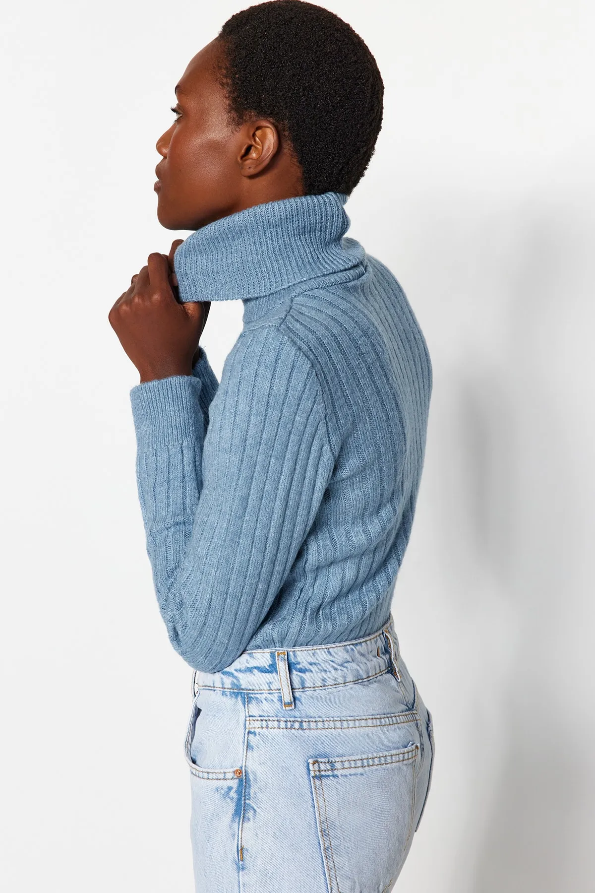 Trendyol Collection  Blauer weich strukturierter Basic-Strickpullover TWOAW20FV0133