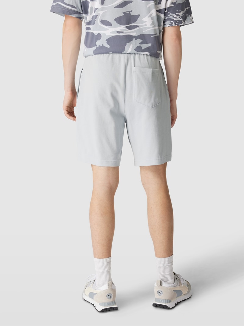 Sweatshorts mit Label-Stitching Modell 'CLASSICS' in hellgrau