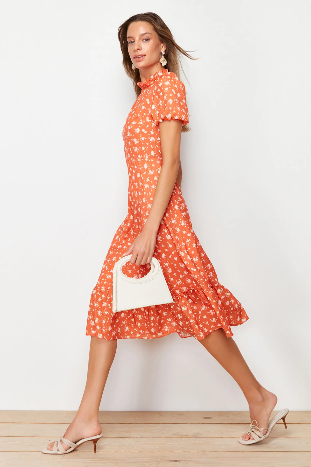 Trendyol Collection  Gefliestes A-Linien-Midikleid mit Blumenmuster TWOSS20EL0894