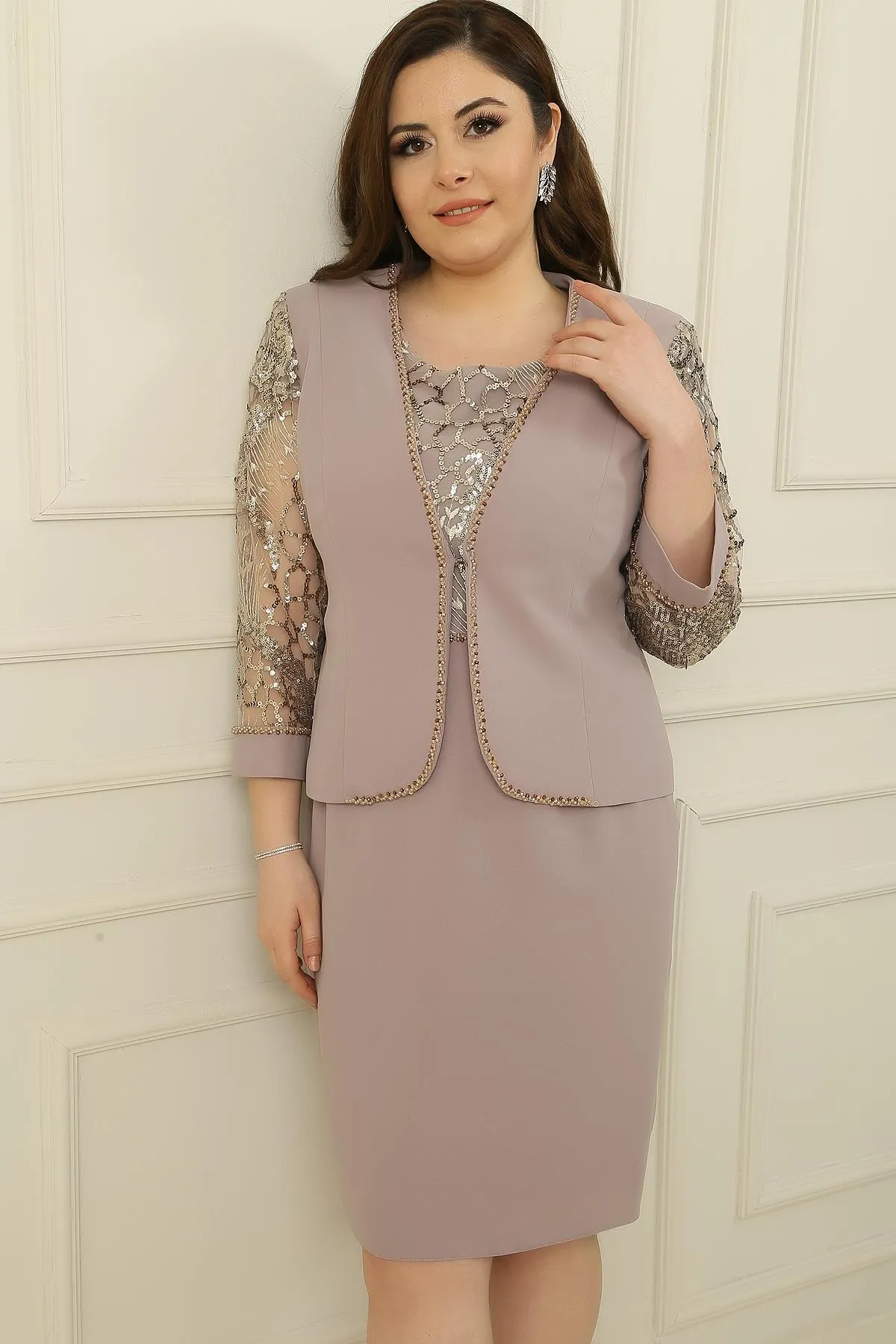By Saygı  2-teiliges Set mit gefütterter, mit Pailletten und Tüll verzierter Jacke in Übergröße